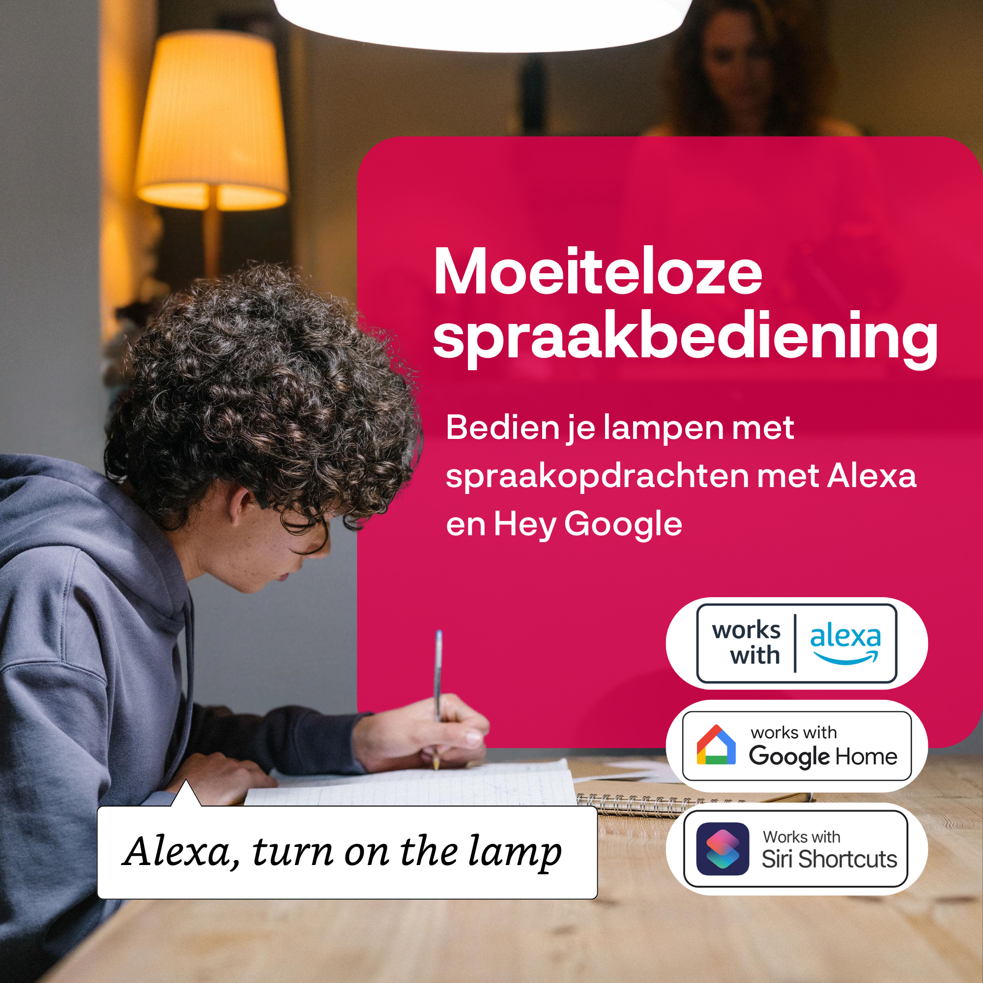 Une personne écrit à un bureau, avec une lampe et des icônes liées à Alexa, et une bulle de texte disant 'Alexa, allume la lampe'.