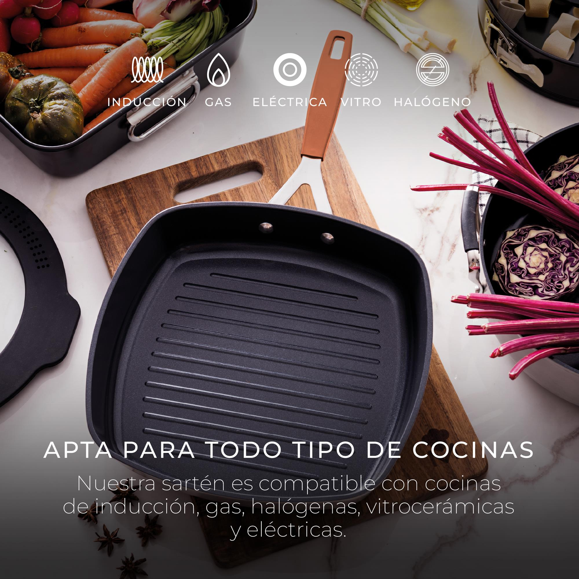 Sartén grill sobre tabla de madera con verduras y texto sobre compatibilidad con diferentes cocinas.