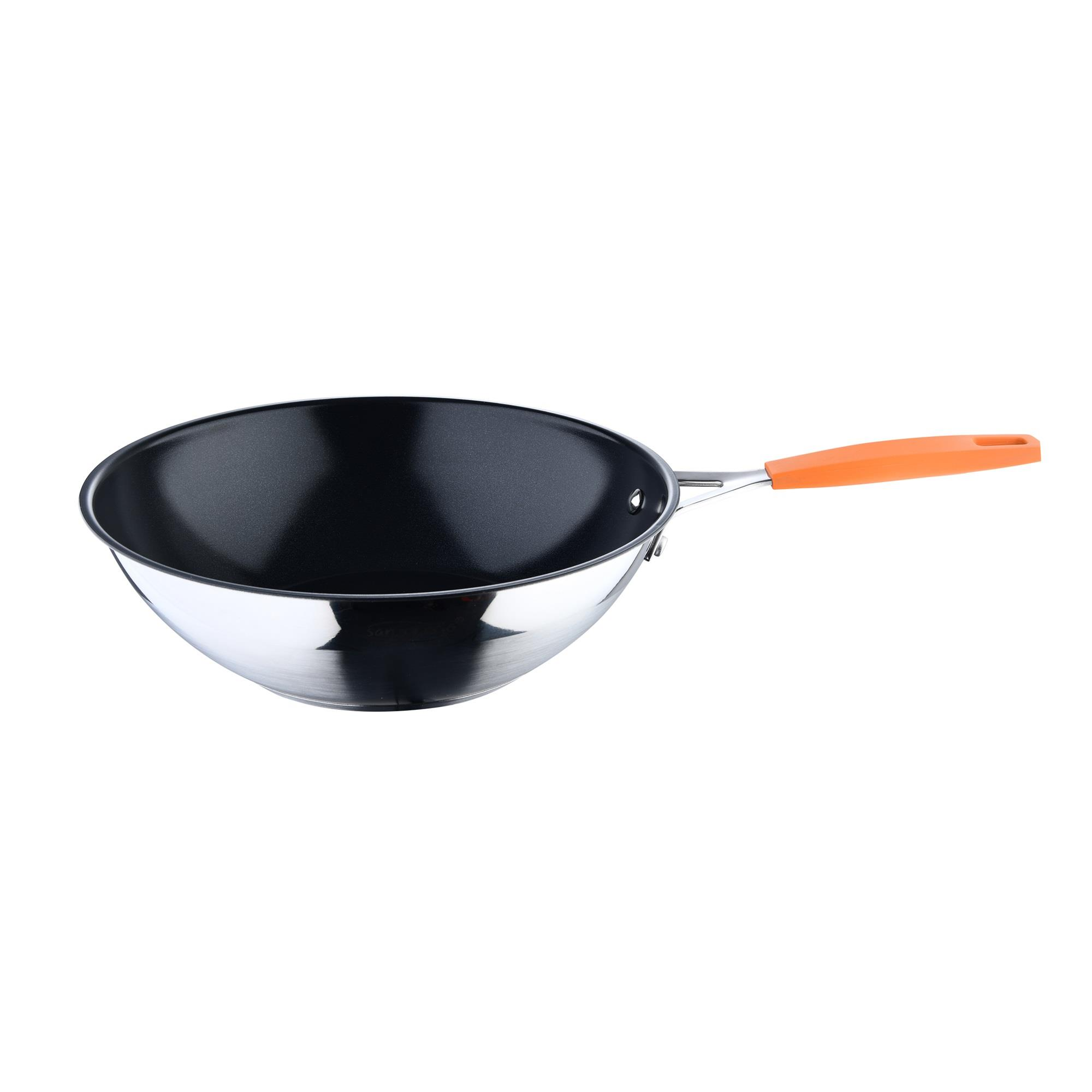 Una sartén wok con cuerpo plateado, interior negro y mango naranja, aislado sobre fondo blanco.