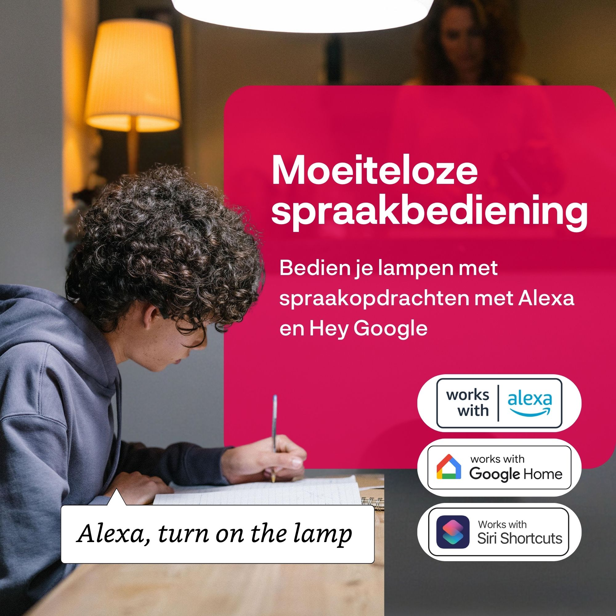 Une personne écrit. Une lampe et du texte sur le contrôle vocal de la lumière avec Alexa et Hey Google.