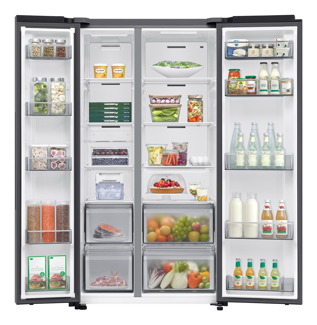 Otwarta lodówka wypełniona jedzeniem: owoce, warzywa, lody, napoje i różne zapakowane produkty, starannie ułożone na półkach.