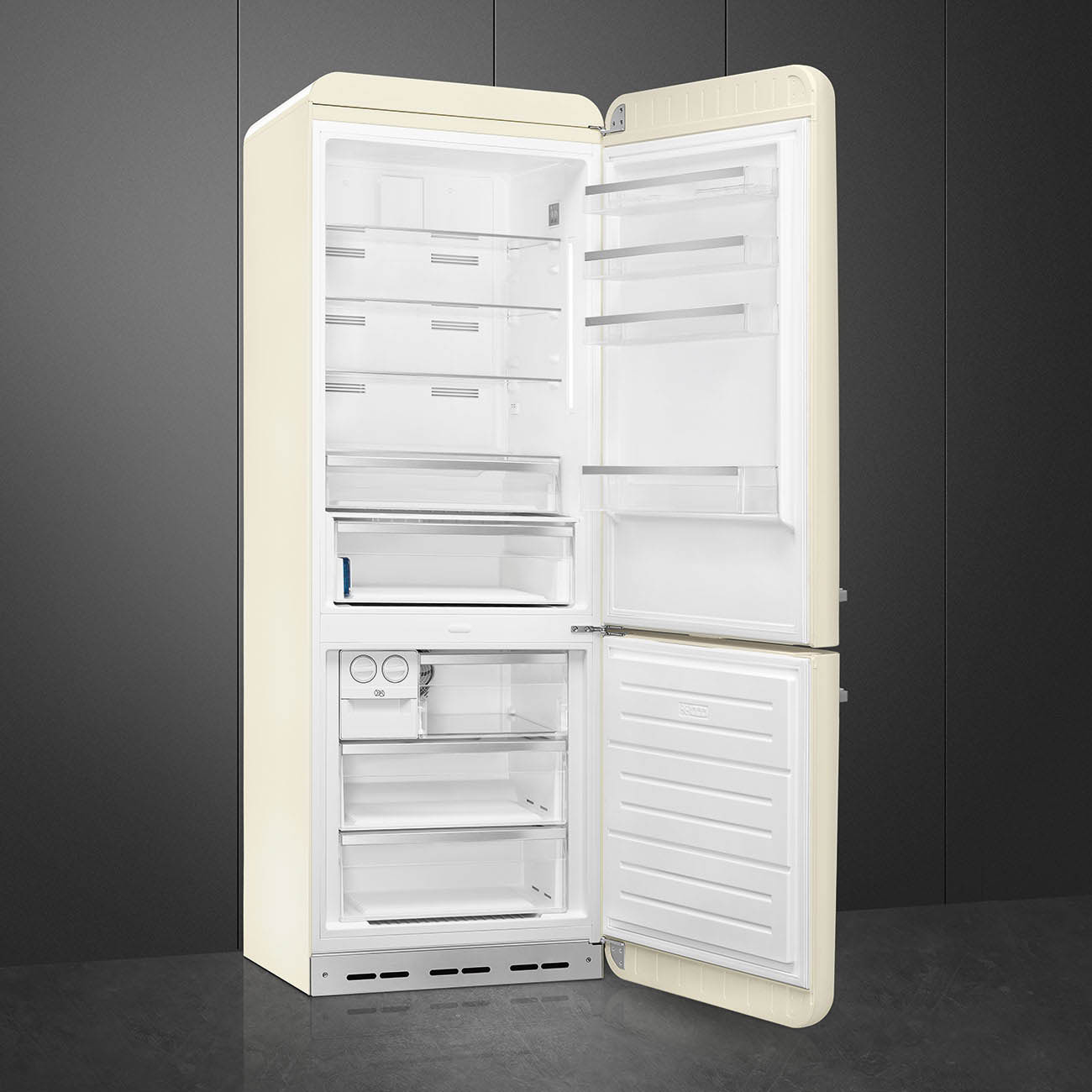 Refrigerador retro crema abierto contra un fondo gris oscuro. Las puertas están abiertas, revelando estantes y cajones vacíos.