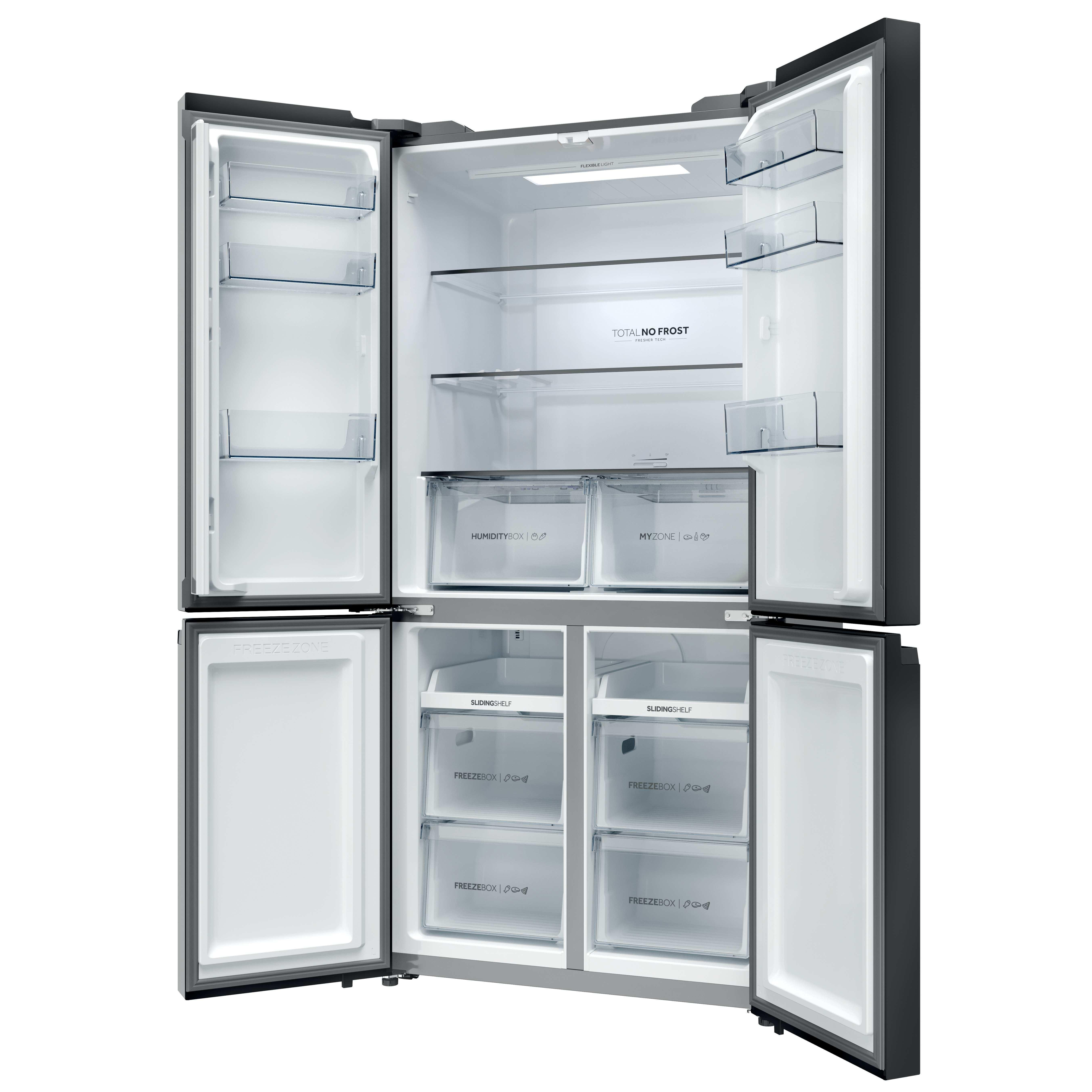 Un frigorifero moderno e aperto con più scomparti. Ha porte aperte, con ripiani e cassetti, su sfondo bianco.