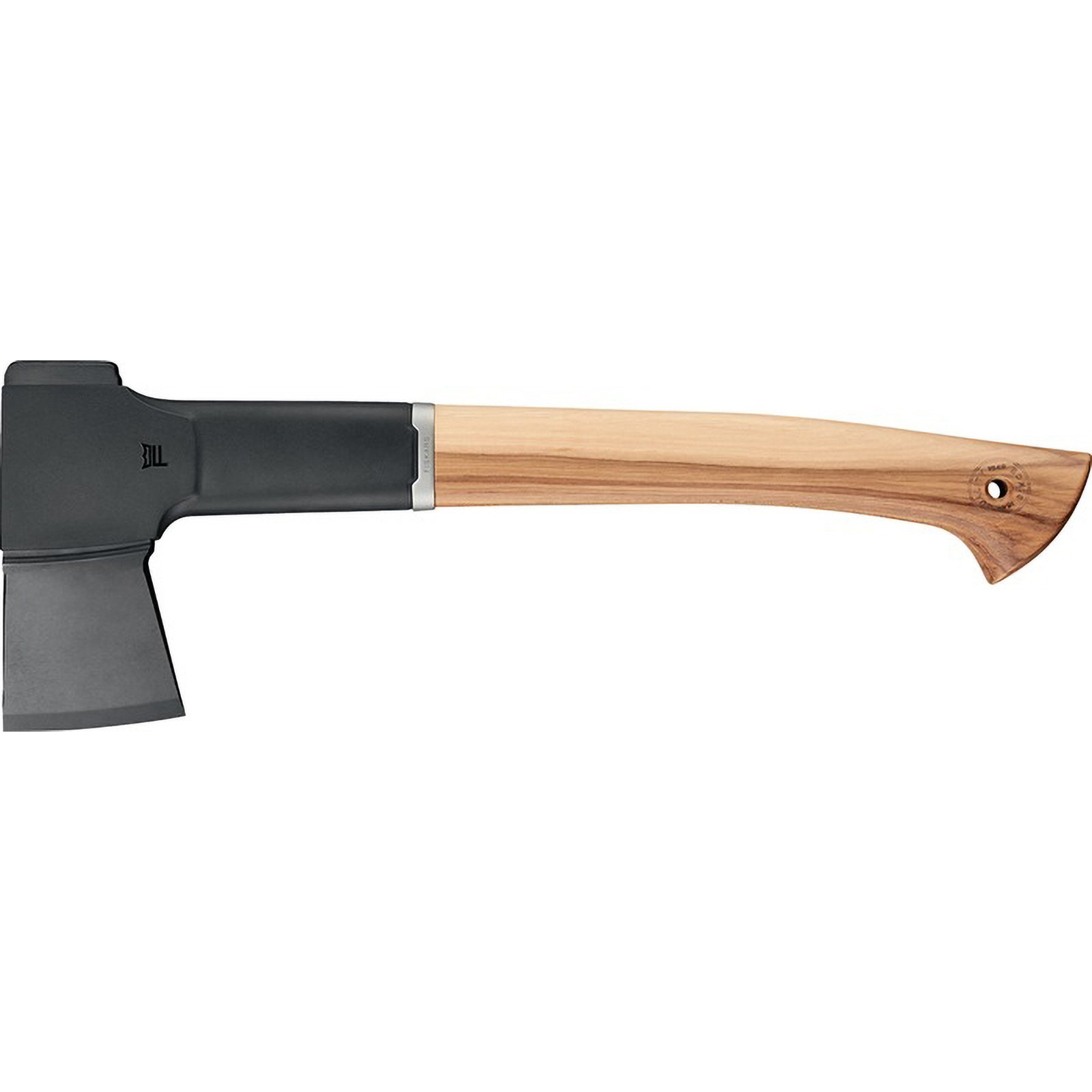 Eine Axt mit schwarzem Kopf und Griff sowie einem Holzgriff. Die Axt ist zum Hacken von Holz bestimmt.