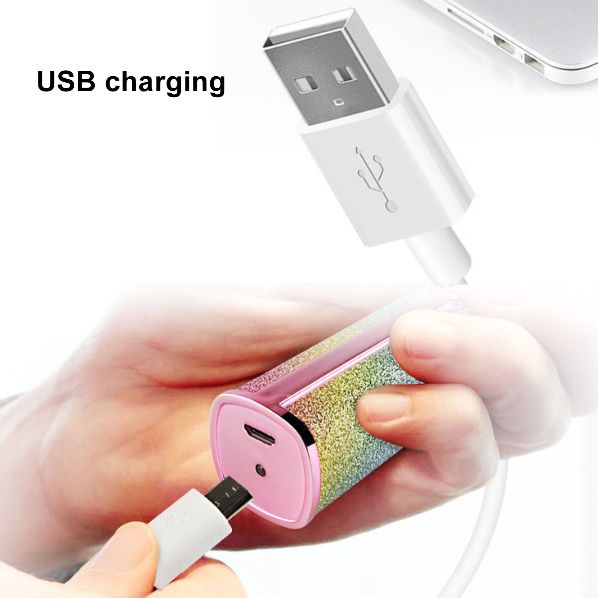 Eine Hand hält ein rosa und glitzerndes Gerät, das mit einem USB-Kabel verbunden ist. Das Kabel ist mit dem Gerät und einem Ladeanschluss verbunden.