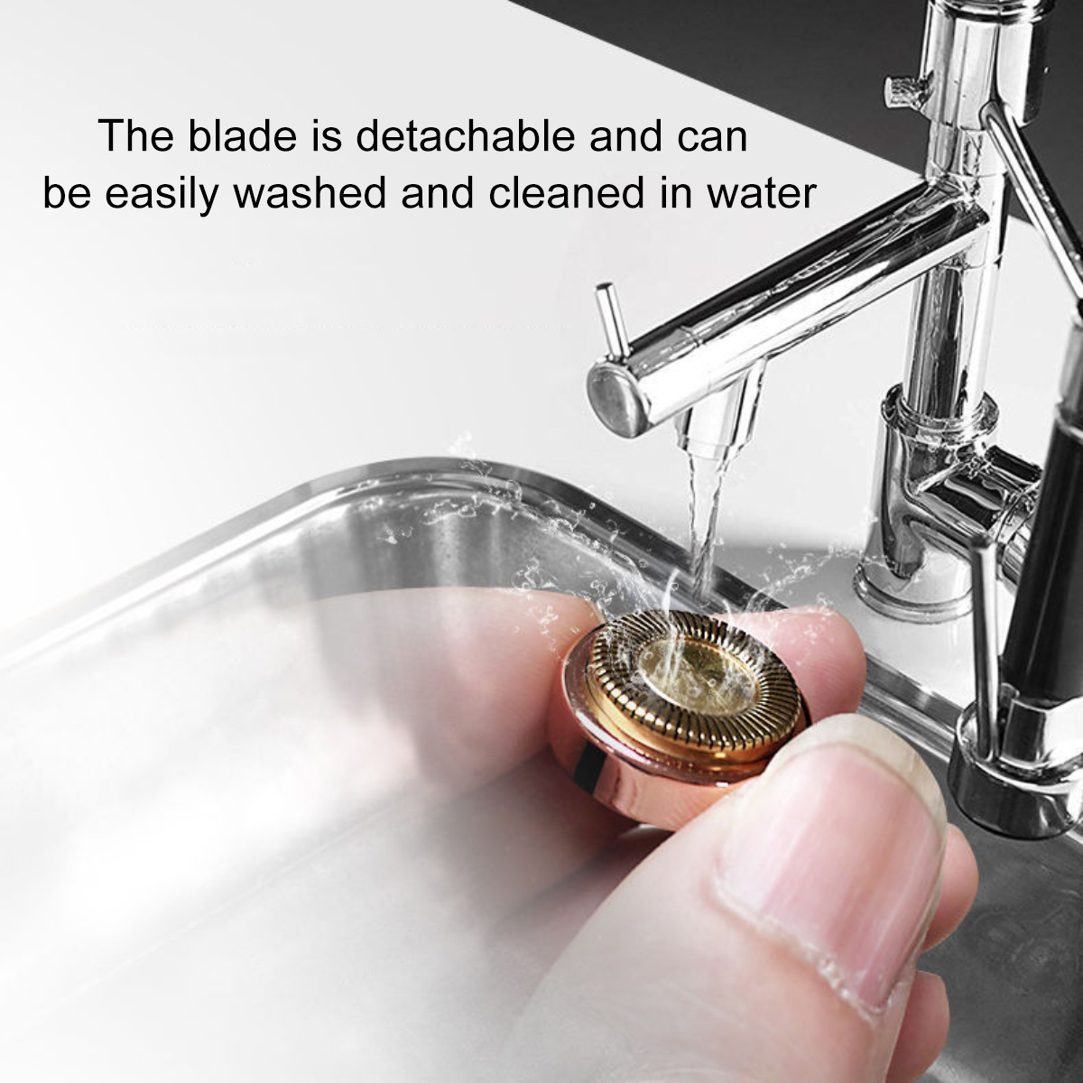 Eine Hand hält einen goldfarbenen Rasierkopf unter fließendem Wasser aus einem Chromhahn über einem Metallwaschbecken.