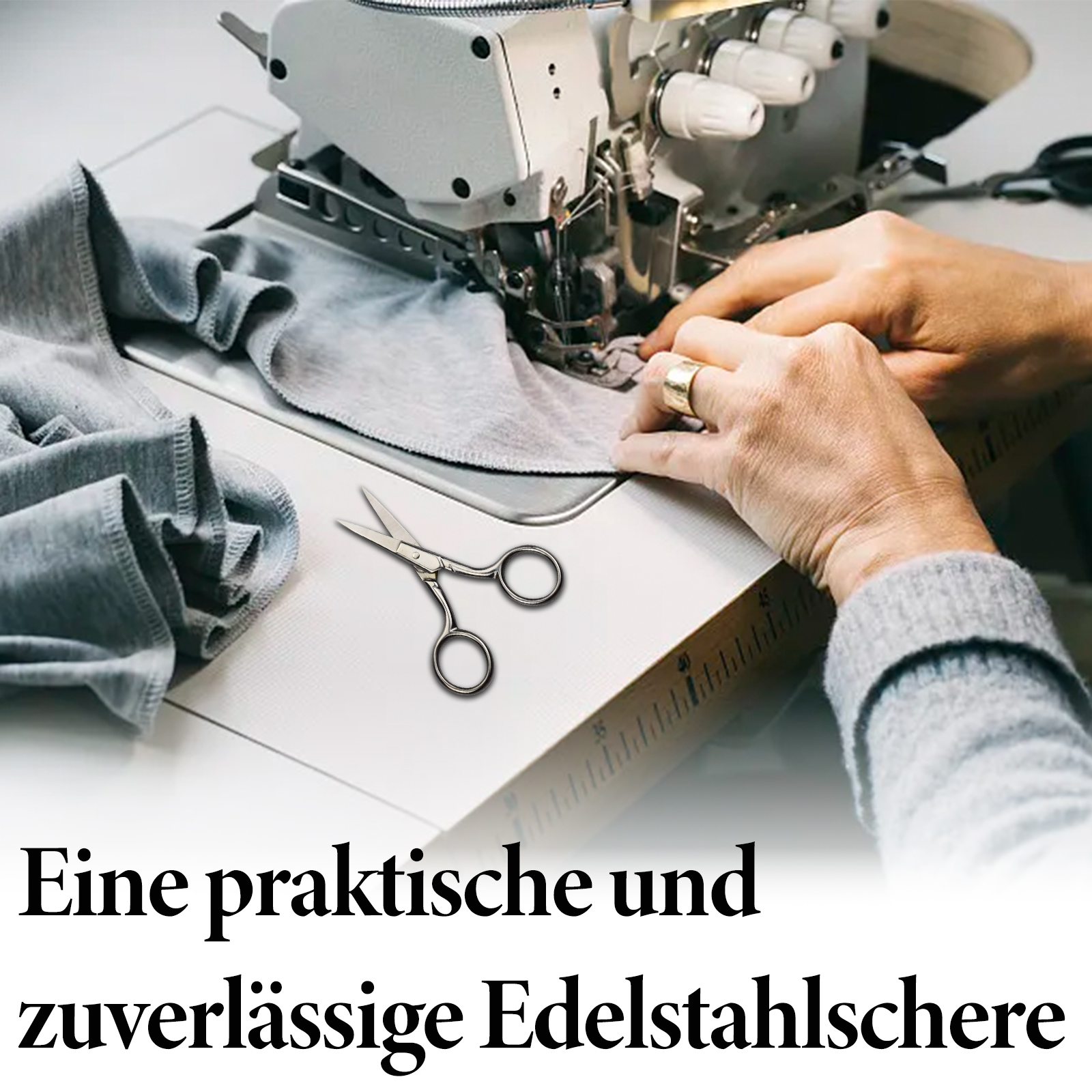 Hände nähen grauen Stoff mit einer Nähmaschine. Eine Schere liegt auf dem Tisch. Ein goldener Ring ist sichtbar.