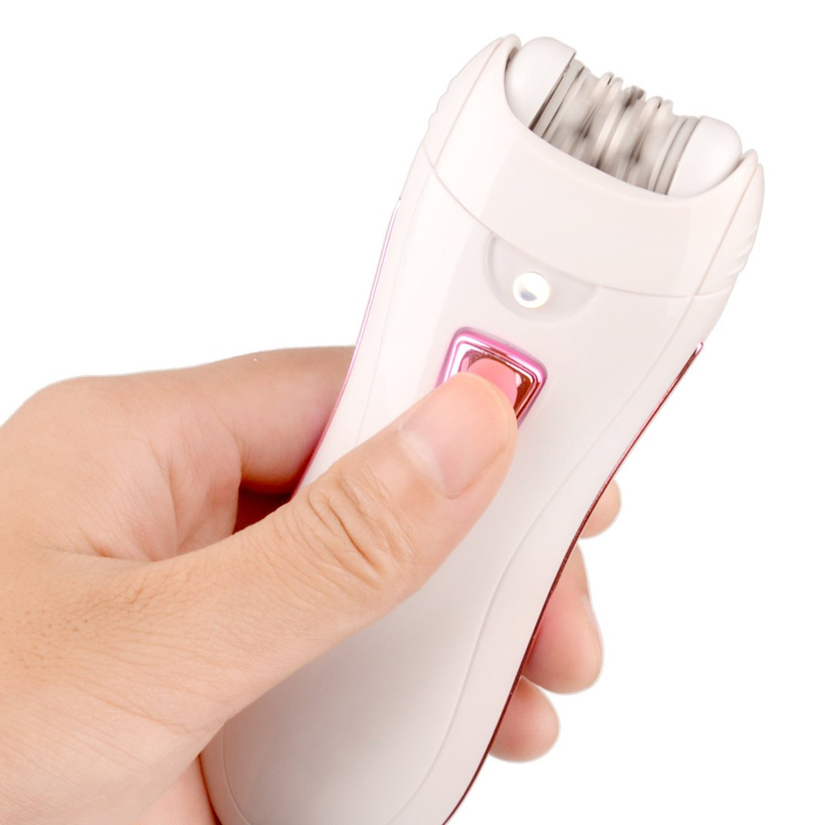 Eine Hand hält einen weißen und pinkfarbenen Epilierer. Ein Finger drückt die rosa Ein-/Aus-Taste. Der Kopf hat Metallteile.