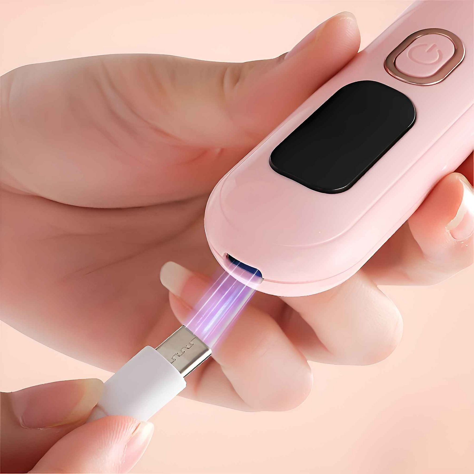 Eine Hand hält ein rosa Gerät mit schwarzem Bildschirm und verbindet sich mit einem USB-C-Kabel. Das Kabel strahlt lila Licht aus.