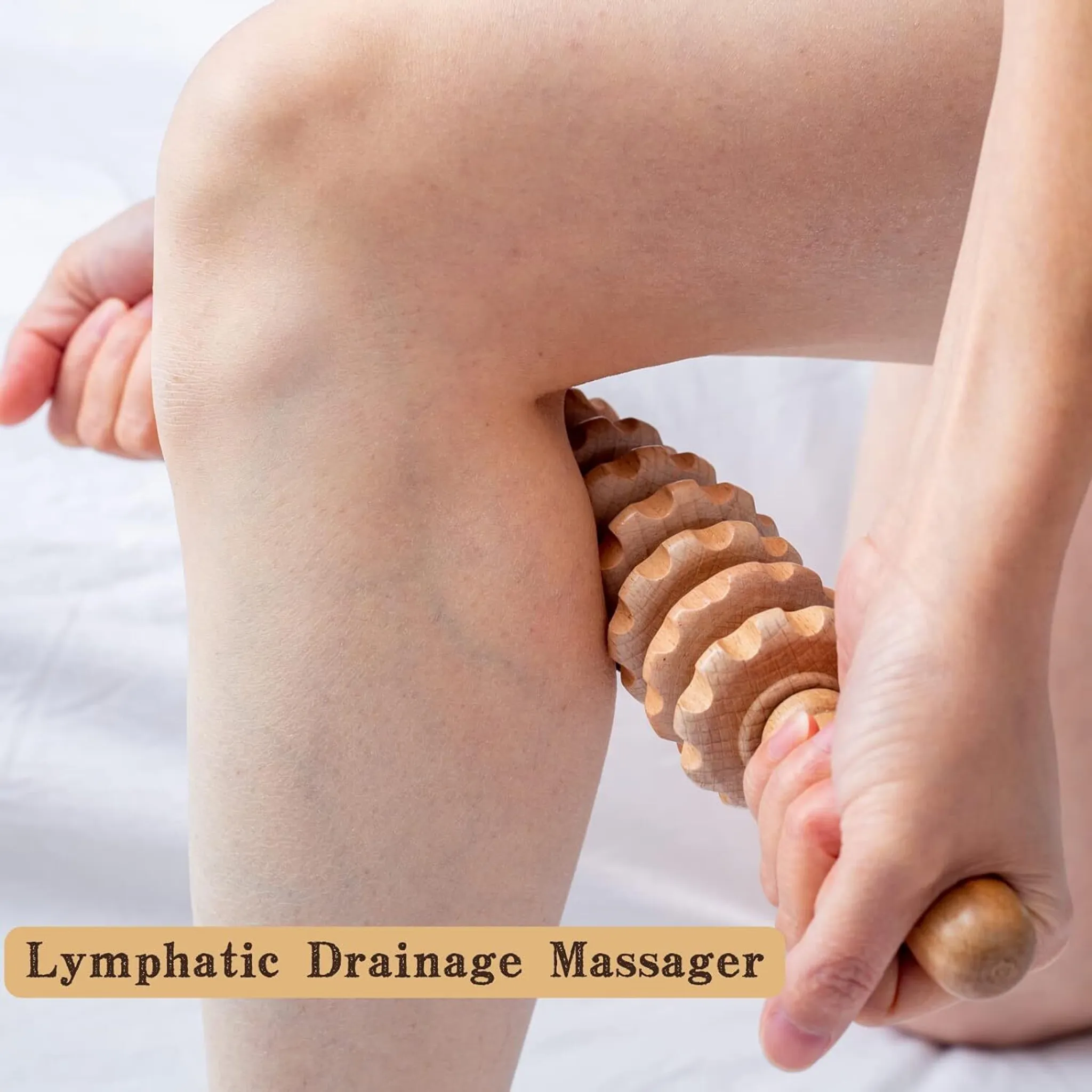 Eine Person benutzt einen hölzernen Lymphdrainage-Massagegerät an ihrem Bein. Das Massagegerät wird in die Haut gedrückt.