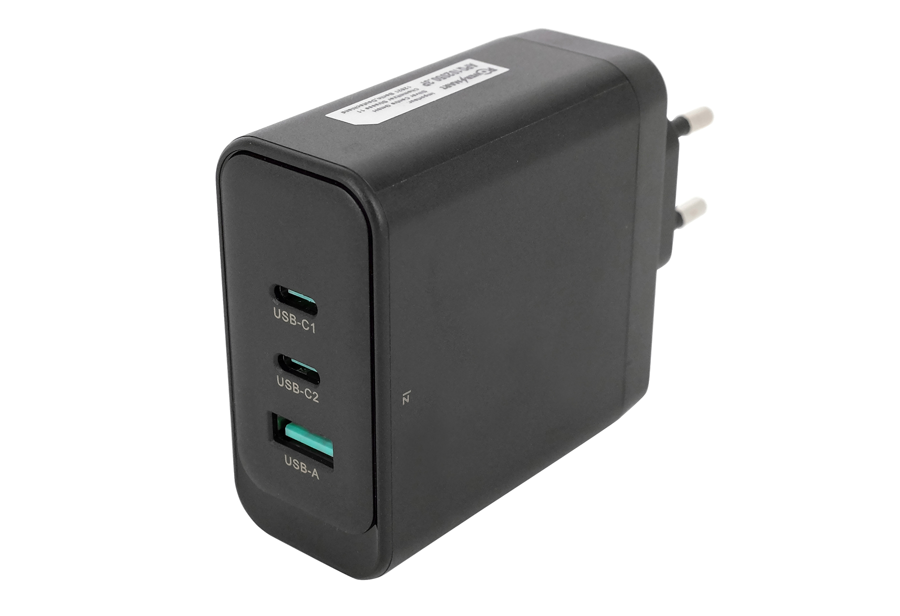 Ein schwarzes USB-Ladegerät mit drei Anschlüssen: USB-C1, USB-C2 und USB-A. Es hat einen Aufkleber und Steckstifte.