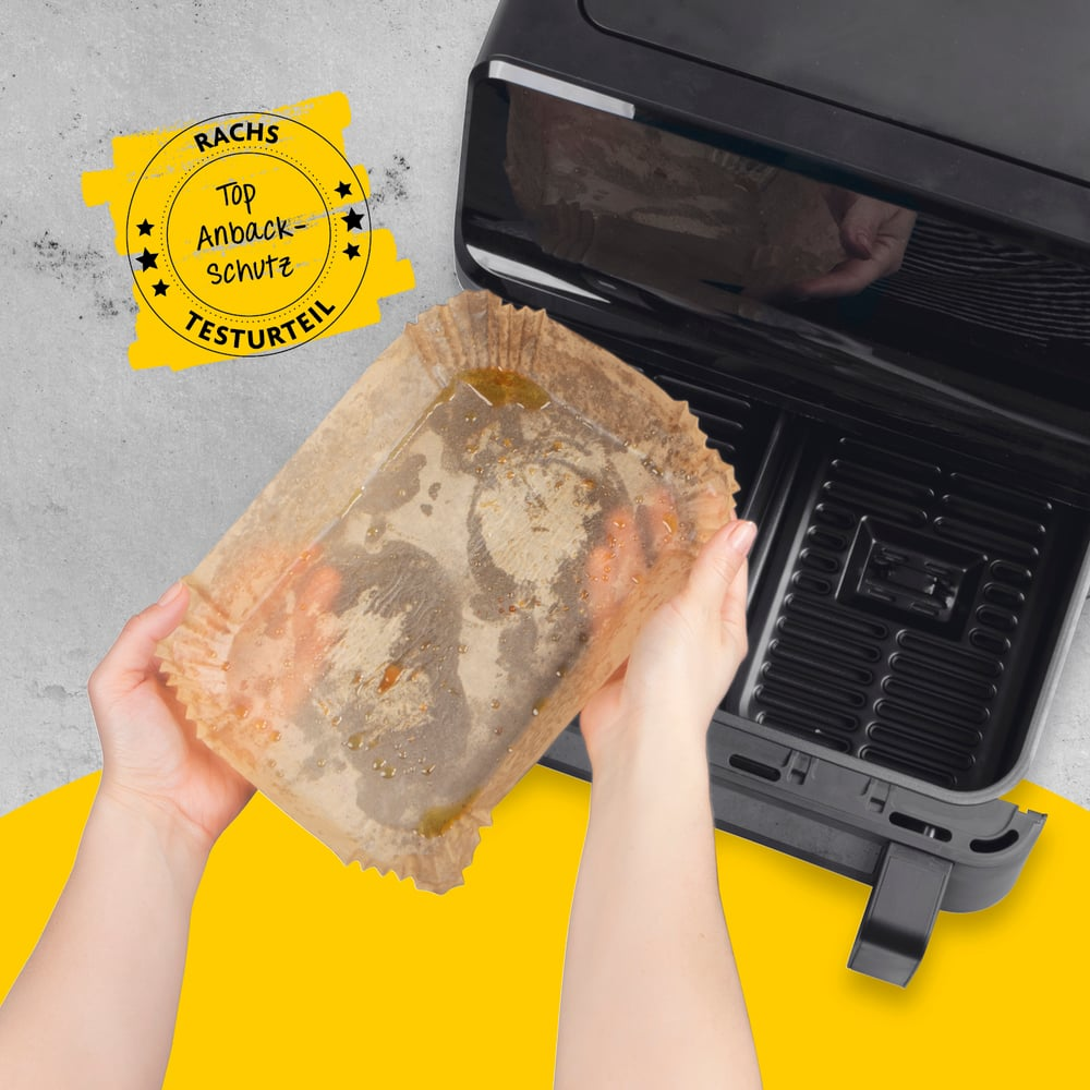 Hände halten ein gebrauchtes Backblech über einer Heißluftfritteuse. Ein gelbes Logo und ein grau-gelber Hintergrund sind sichtbar.