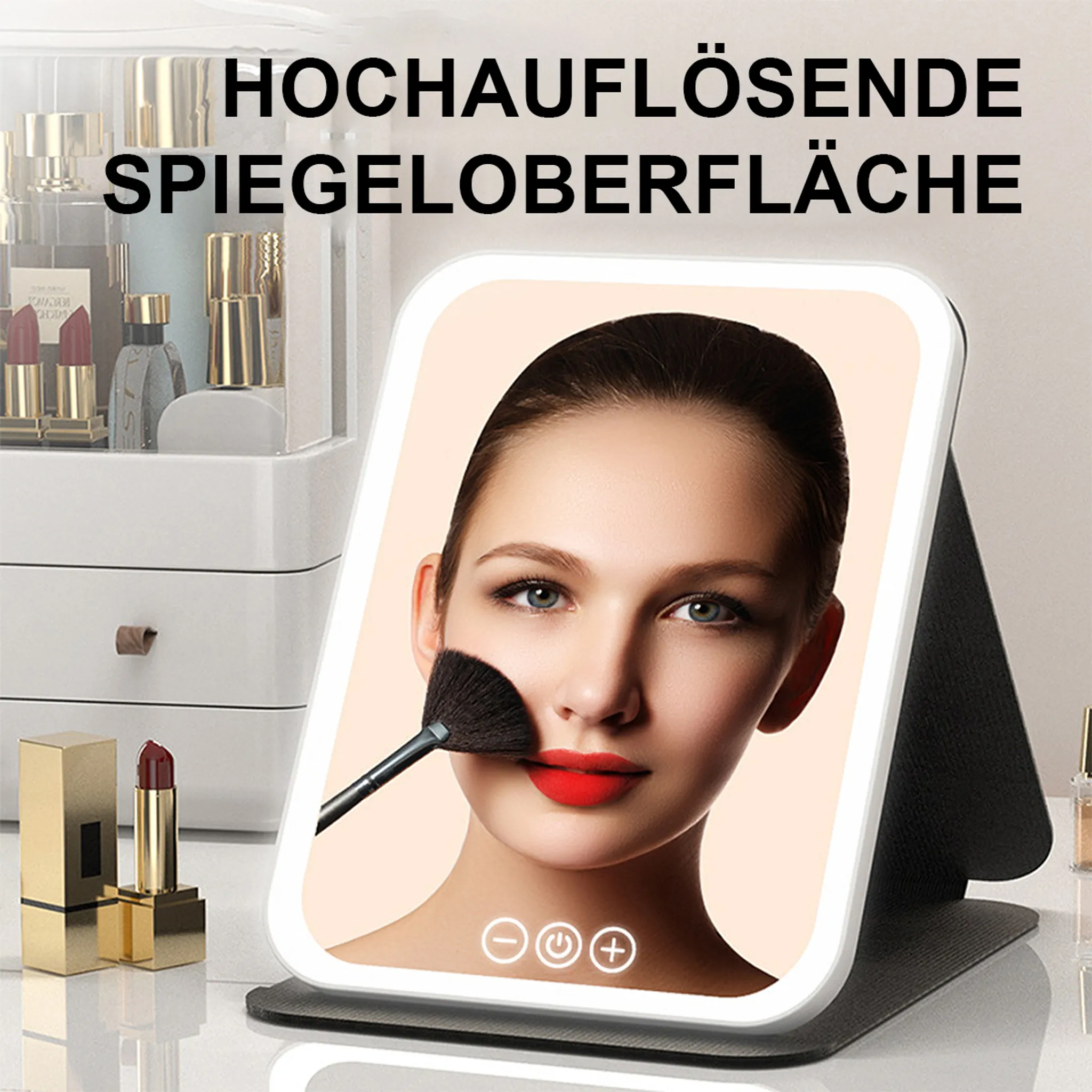 Eine Frau trägt Make-up in einem beleuchteten Spiegel auf. Lippenstift und andere Kosmetika sind im Hintergrund.