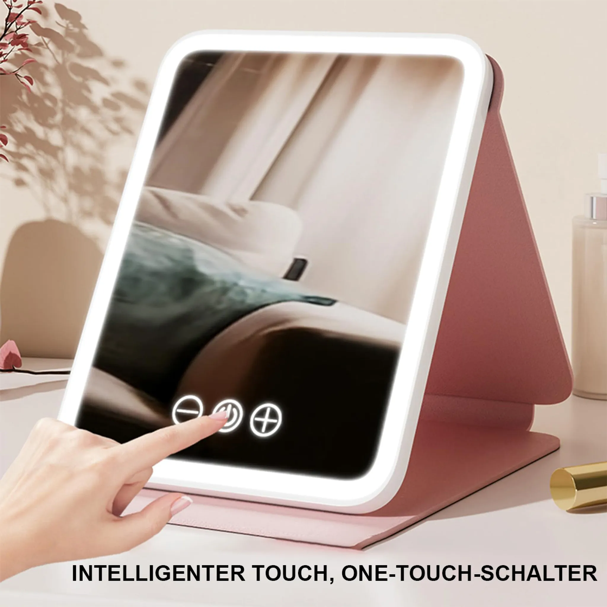 Eine Hand berührt einen beleuchteten Spiegel. Der Spiegel ist rosa, der Hintergrund ist ein verschwommenes Zimmer.