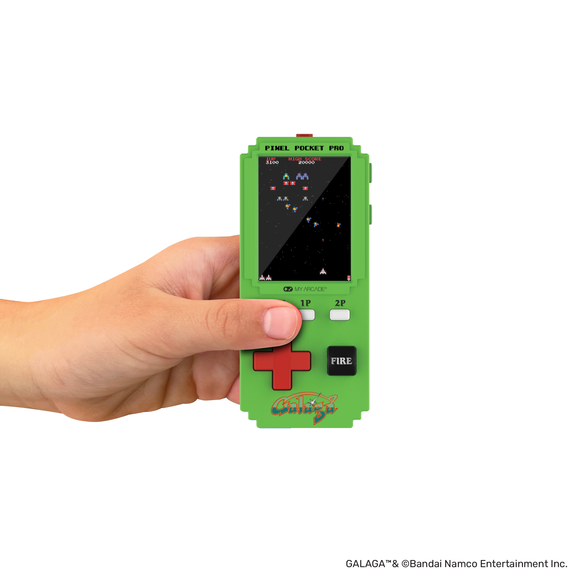 Une main tient une console verte Galaga Pixel Pocket Pro. L'écran affiche un jeu Galaga. Des boutons croix rouges et le bouton de tir sont visibles.