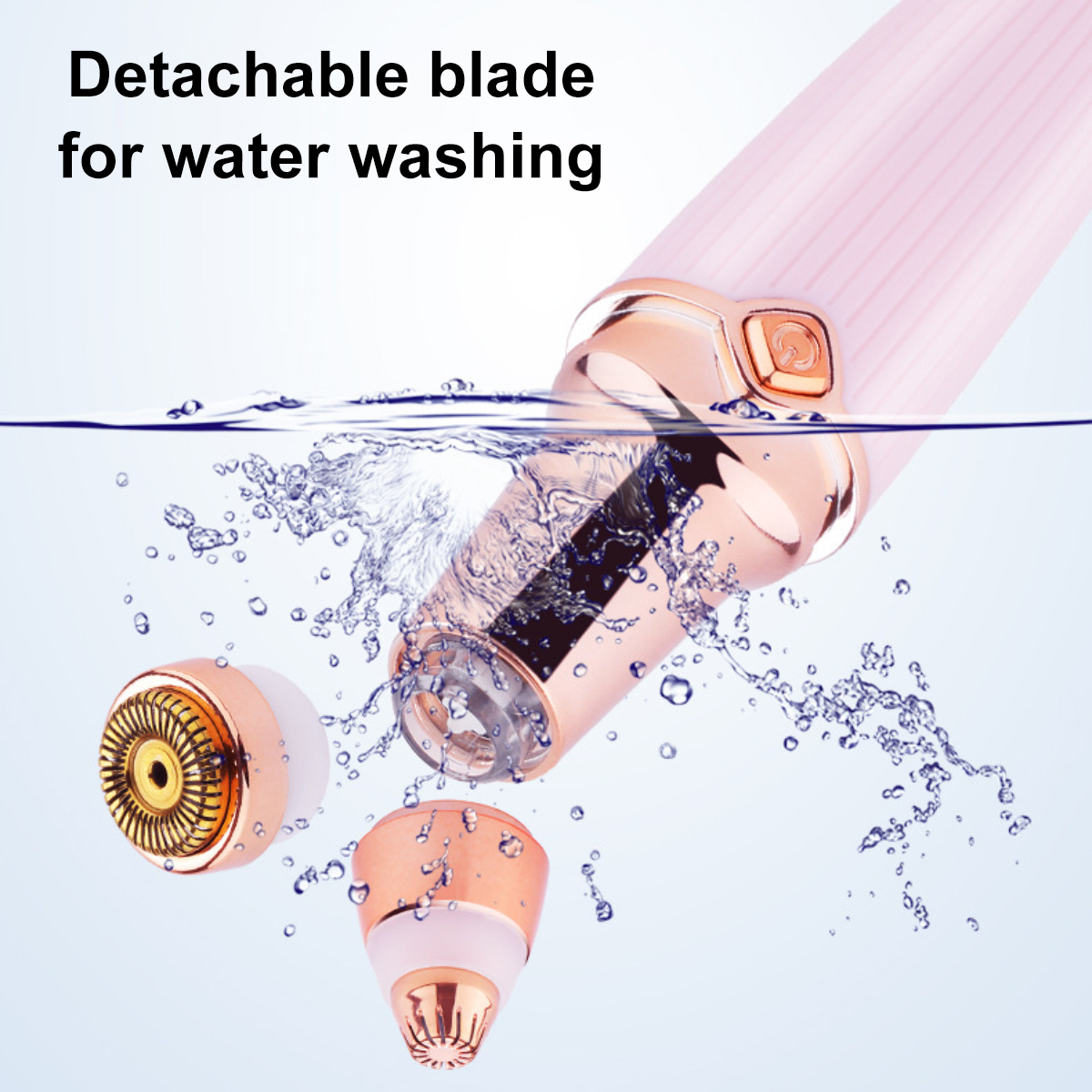 Ein elektrischer Rasierer mit abnehmbaren Köpfen ist in Wasser getaucht. Das Gerät ist rosa und goldfarben, mit Wassertropfen darum.