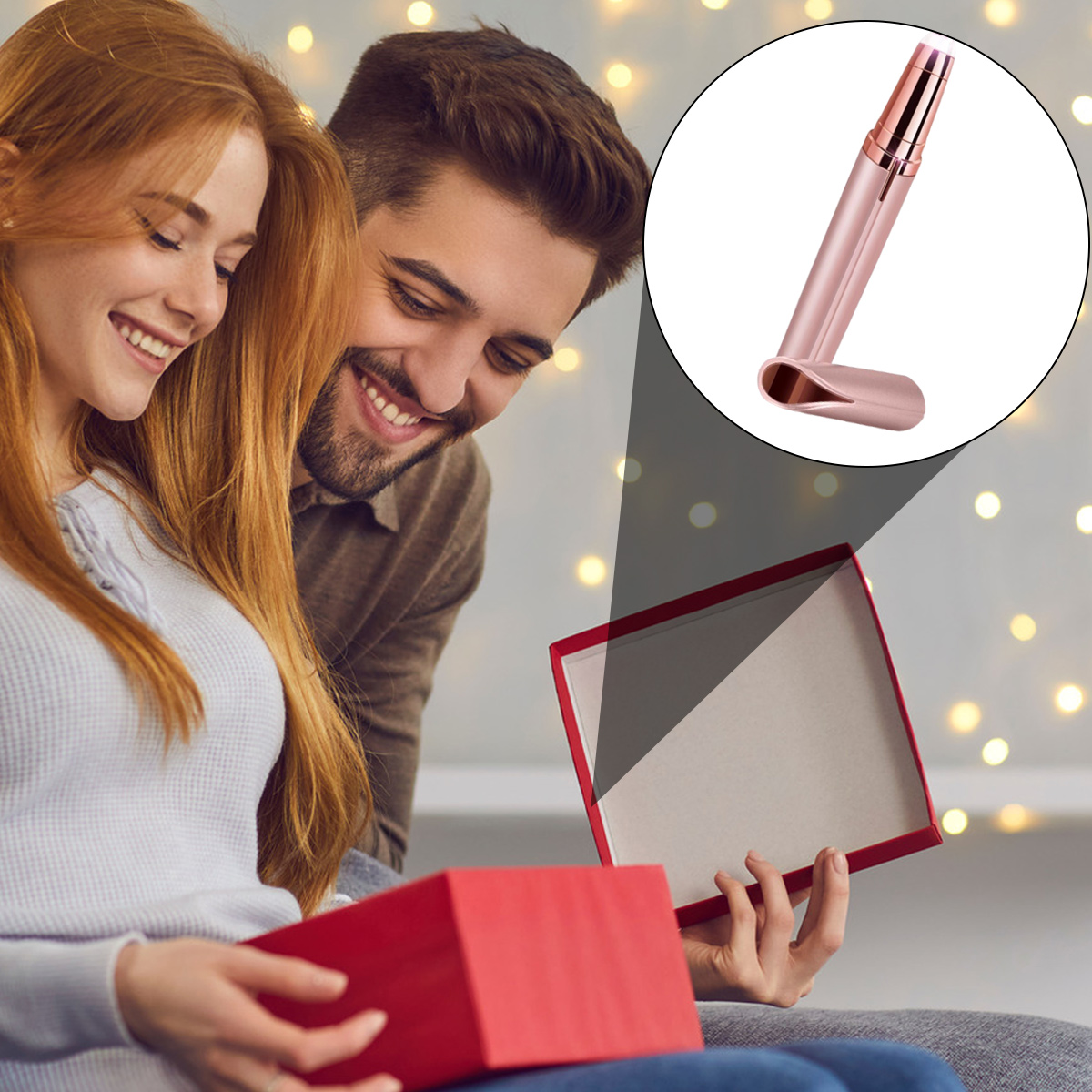 Eine Frau und ein Mann öffnen eine rote Geschenkbox. Ein pinkfarbenes Beauty-Tool wird hervorgehoben. Lächelnde Gesichter und verschwommener Hintergrund.
