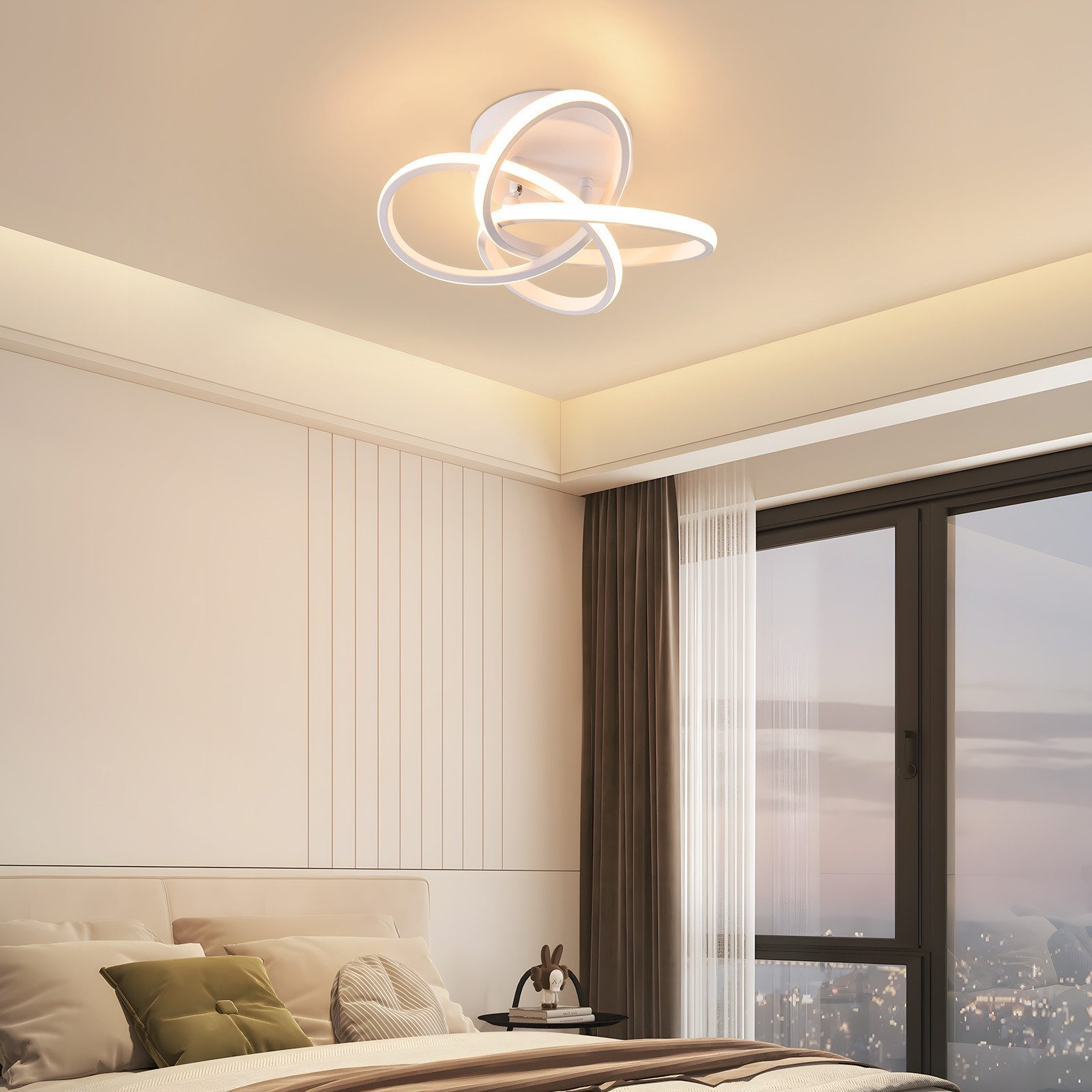 Una camera da letto moderna con una lampada da soffitto bianca. Un letto è in primo piano. È visibile una finestra con vista sulla città.