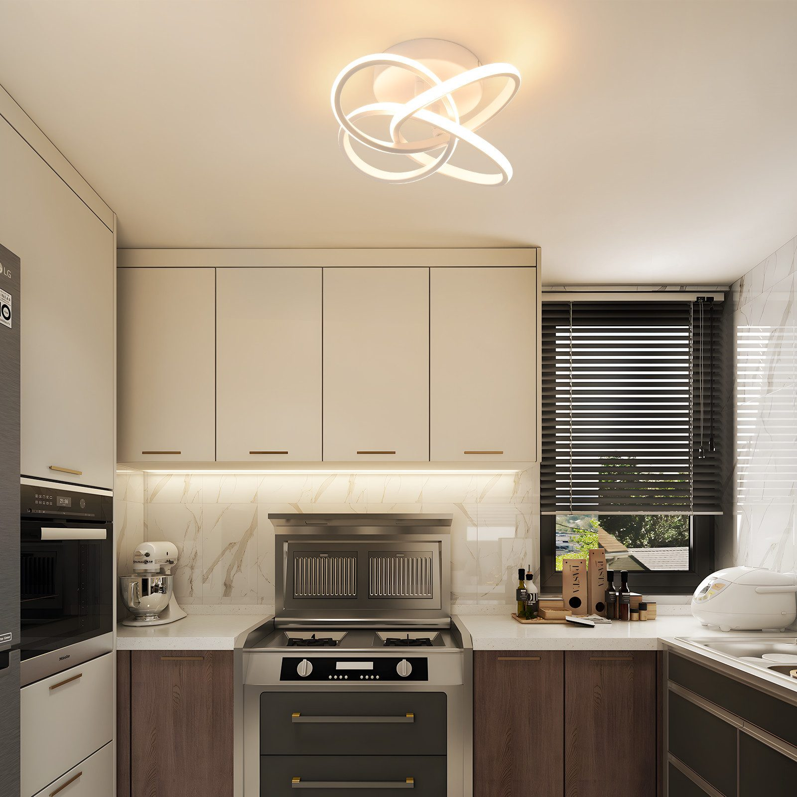 Cucina moderna con mobili bianchi, elettrodomestici in acciaio inossidabile e una luce a soffitto decorativa. Una finestra sullo sfondo.