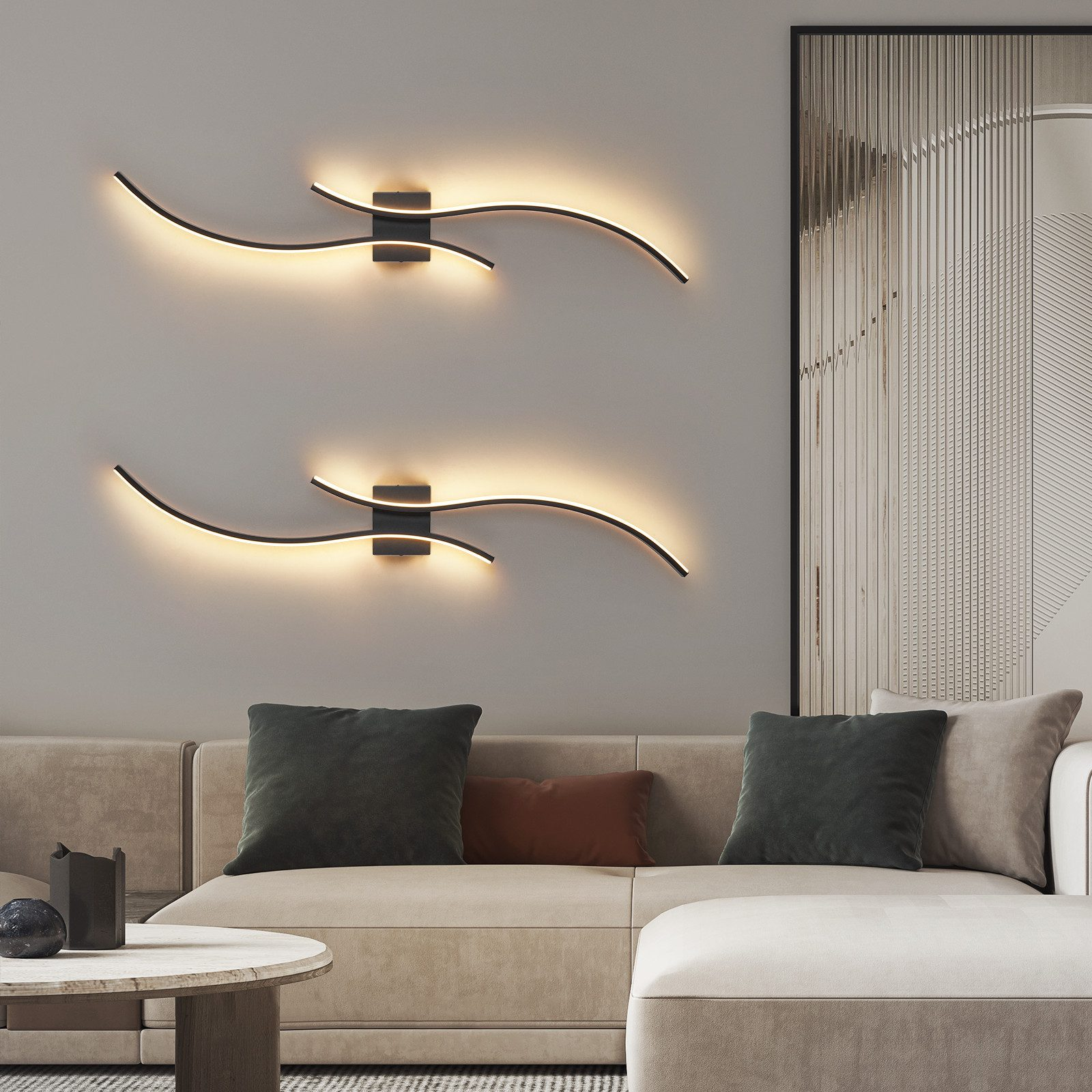 Soggiorno con divano, applique e opere d'arte. Luci grigio scuro, divano beige, parete grigia e cuscini scuri.
