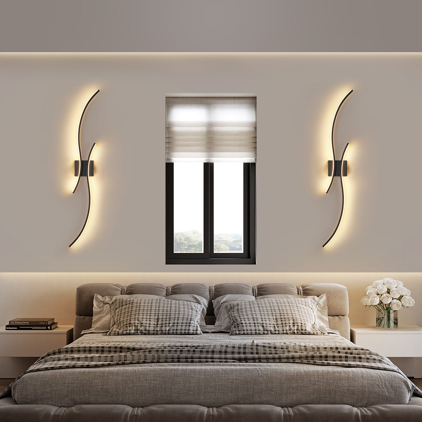 Camera da letto con letto, applique decorative e finestra con tende. Il letto ha cuscini e una coperta.