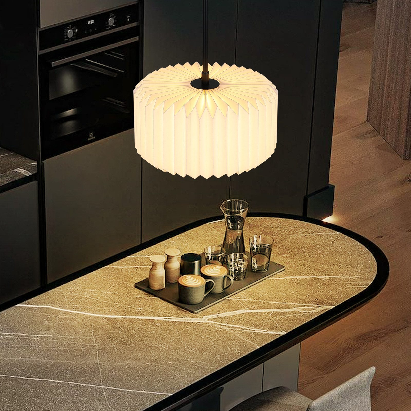 Cucina moderna con lampada a sospensione, bancone con bevande e forno a incasso.