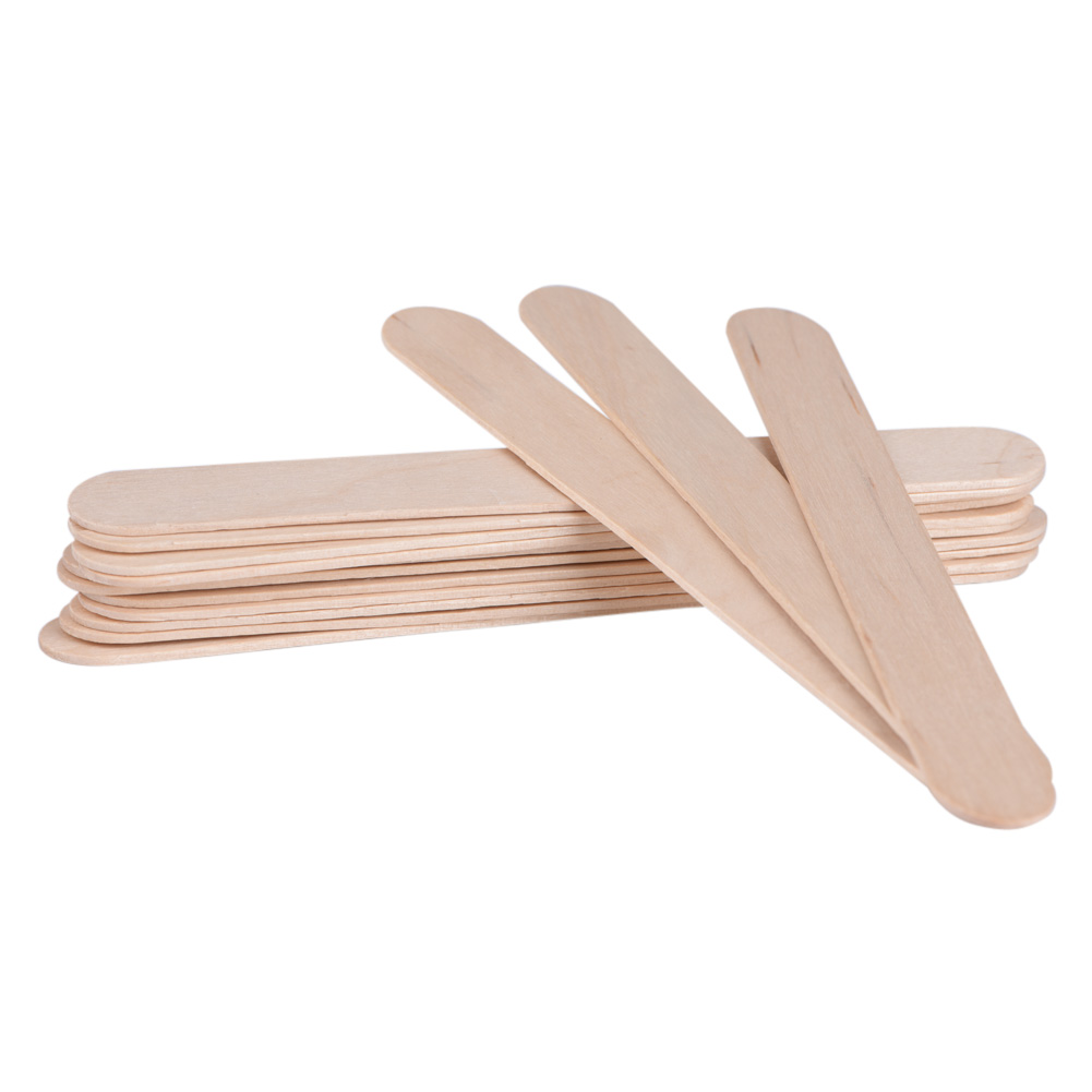 Ein Stapel Holz-Eis am Stiel-Stäbchen, wobei einige Stäbchen an dem Stapel lehnen. Die Stäbchen sind hellbraun auf weißem Grund.