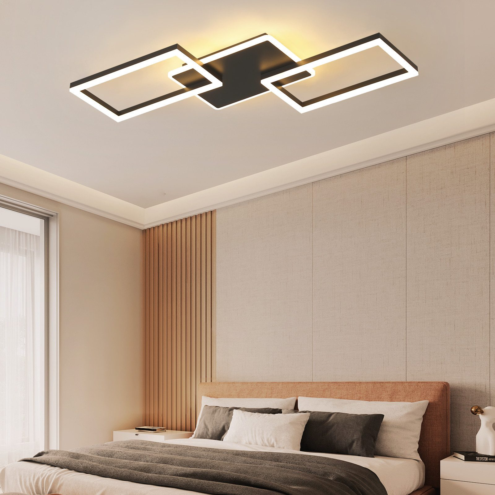 Una camera da letto con una moderna plafoniera. Un letto con cuscini e una coperta. Muri beige e una finestra.