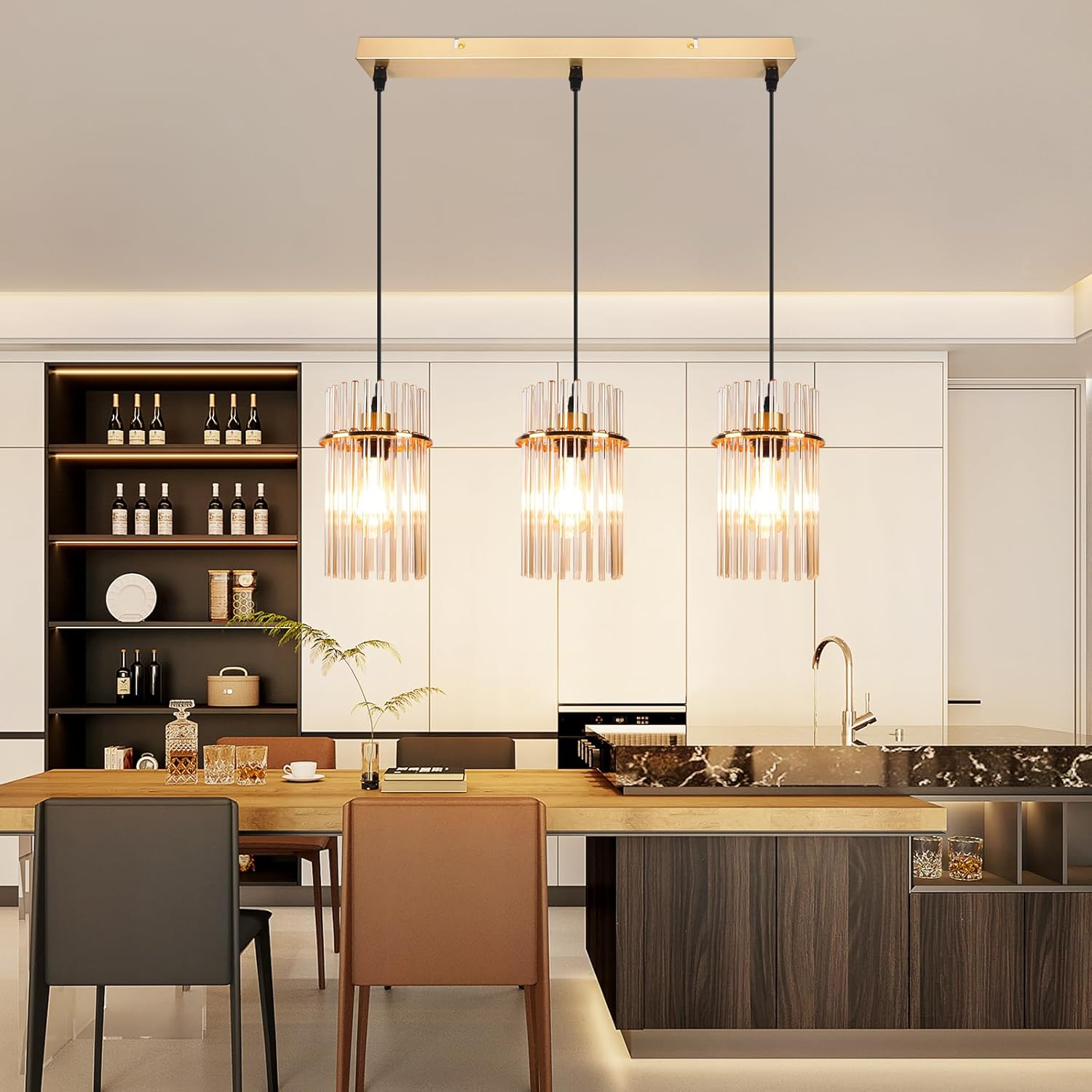 Esszimmer mit drei Pendelleuchten. Holztisch mit Stühlen, eine Bar und eine Küche im Hintergrund. Modernes Design.