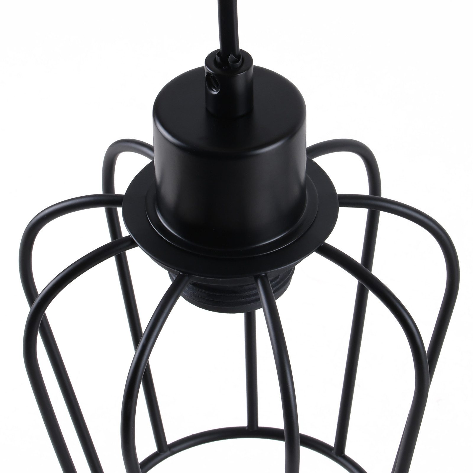 Primo piano di un lampadario a gabbia in metallo nero su sfondo bianco.