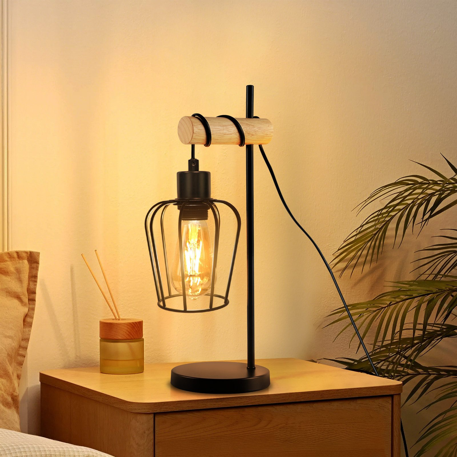 Una lampada moderna con un accento in legno, una lampadina a gabbia e un comodino con un diffusore e una pianta.