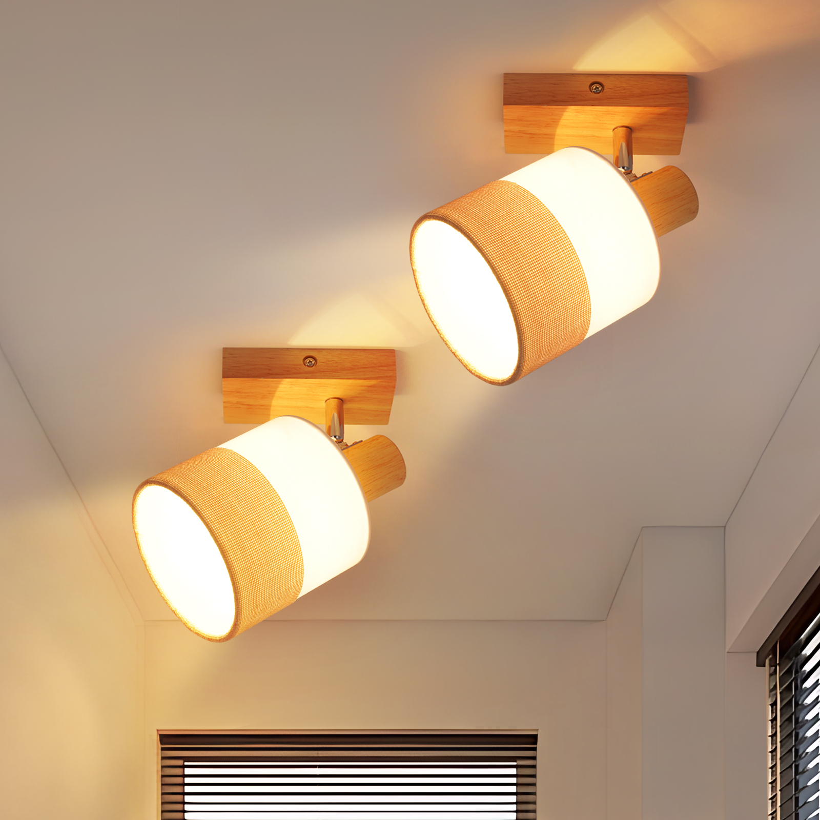 Due faretti a soffitto con supporti in legno e paralumi in tessuto sono accesi. Lo sfondo mostra un soffitto e pareti bianche.