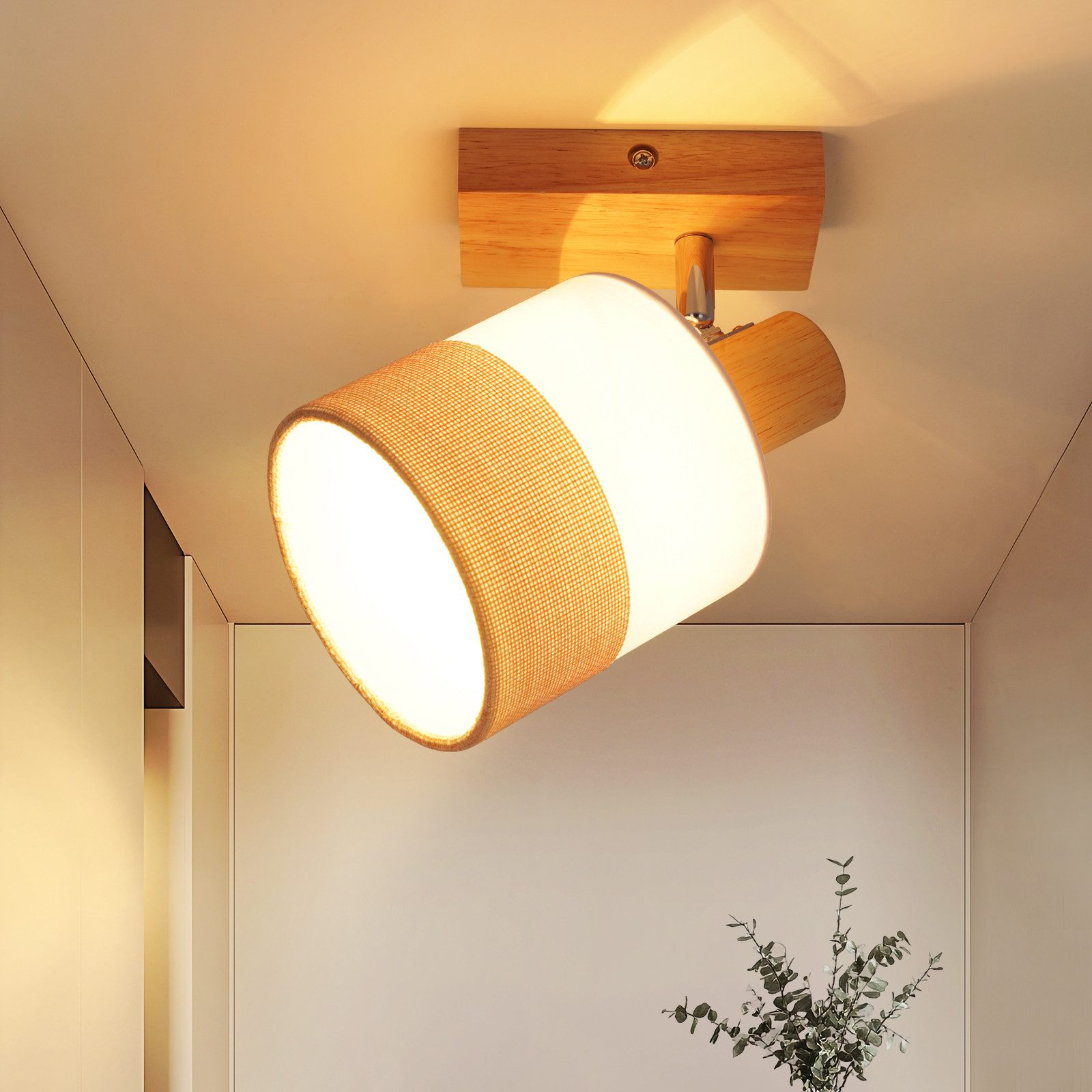 Una plafoniera con base in legno e paralume cilindrico. Il paralume ha un motivo intrecciato ed è illuminato.