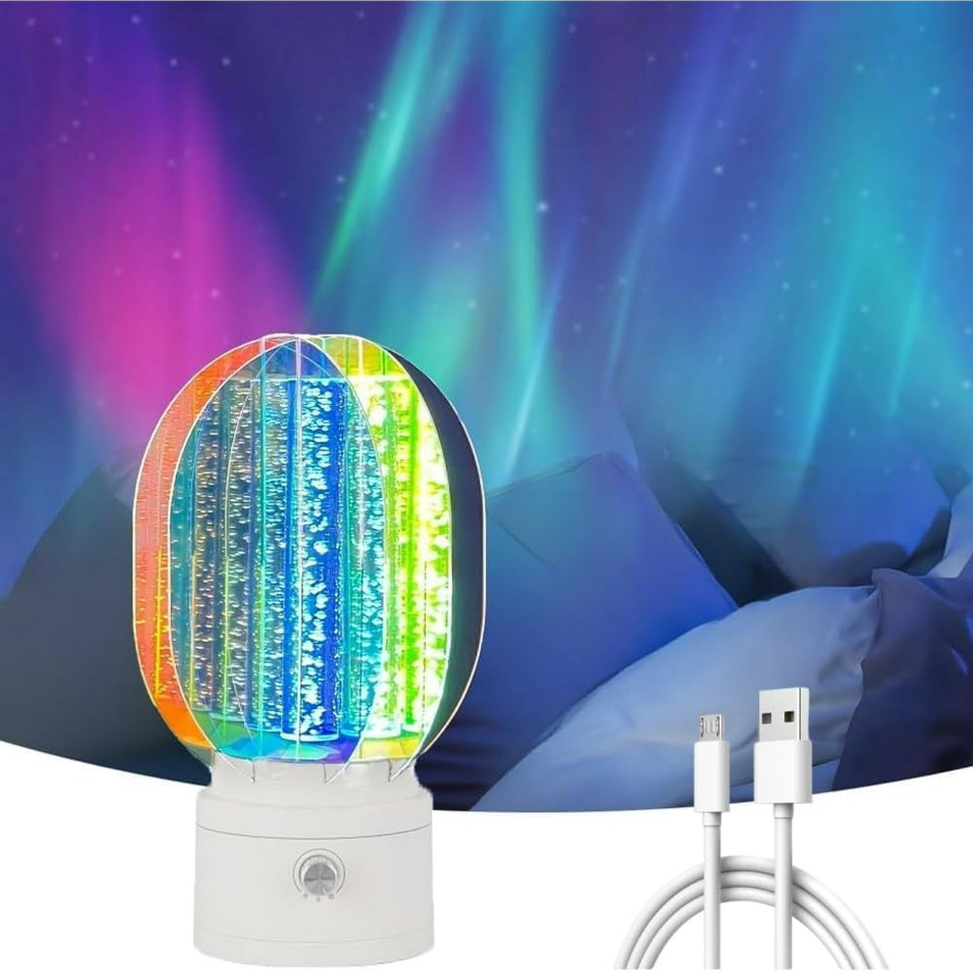 Farbenfroher Lichtprojektor mit Aurora-Effekt. Er hat eine weiße Basis und ein USB-Kabel. Der Hintergrund zeigt Kissen.