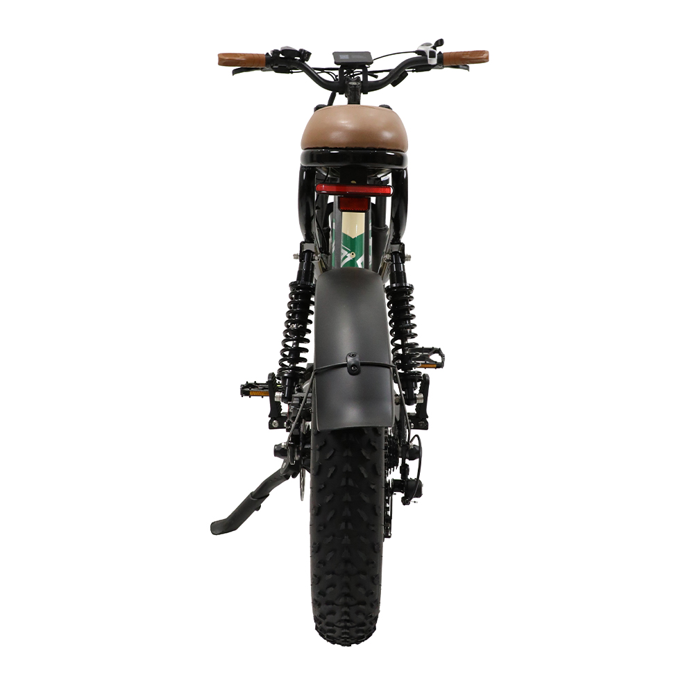 Vista trasera de una bicicleta eléctrica, cuadro negro, asiento marrón, neumático grueso, suspensión y manillar con agarres de madera.