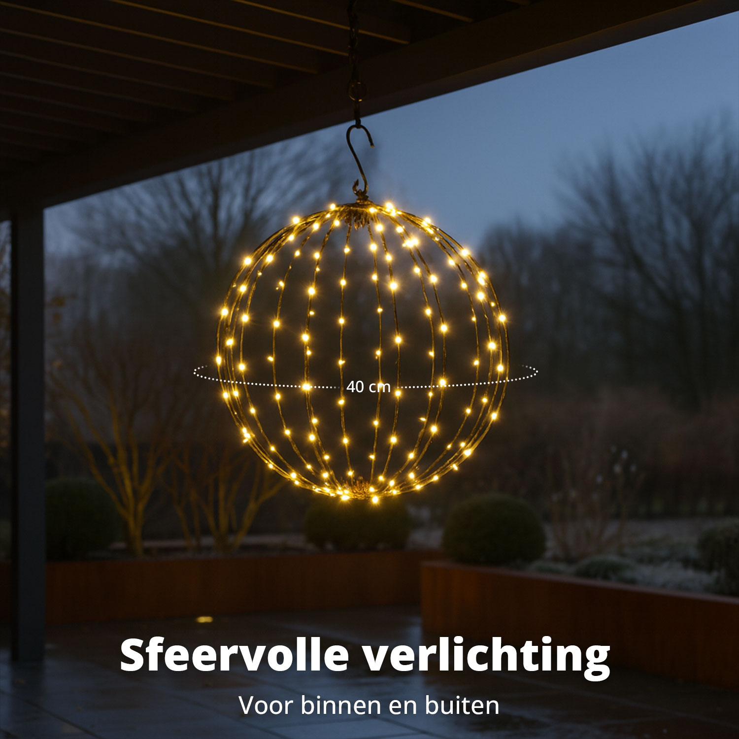 Een gloeiende bol van lichtjes, buiten opgehangen. De bol is 40cm in diameter, met tekst eronder 'Sfeervolle verlichting'.