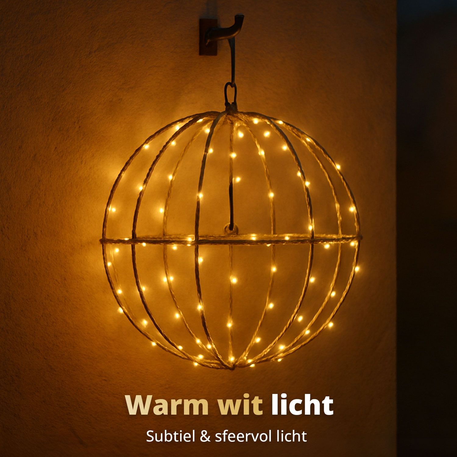 Een decoratieve bol met warm witte lampjes hangt aan een muur. De bol is gemaakt van metaal en touw. Onderin staat "Warm wit licht".