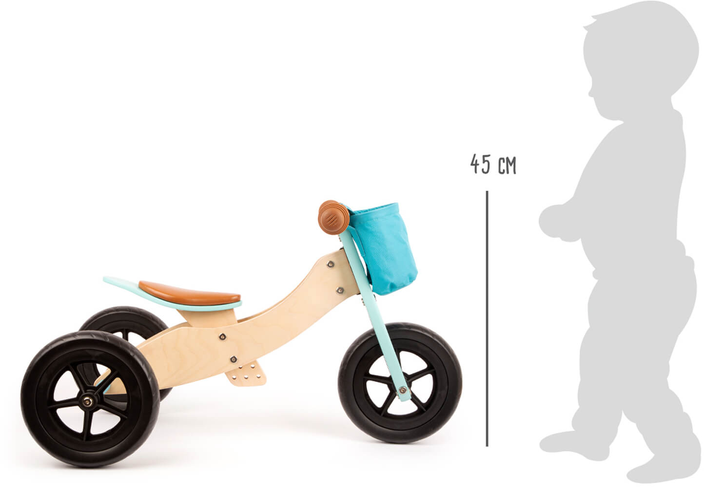 Un triciclo di legno con ruote nere, un cestino blu e un sedile marrone. Sagoma di bambino a destra.