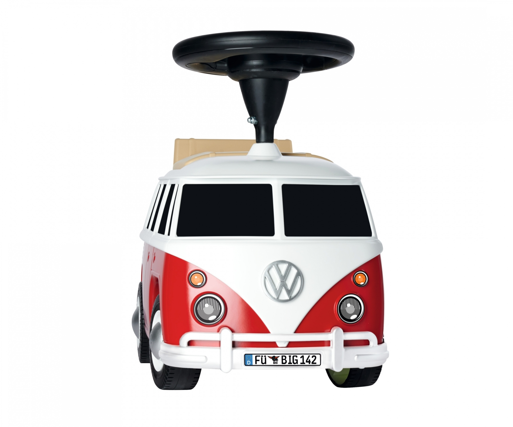Ein rot-weißer Spielzeug-VW-Bus mit schwarzem Lenkrad. Er hat Scheinwerfer, ein Nummernschild und ein VW-Logo.