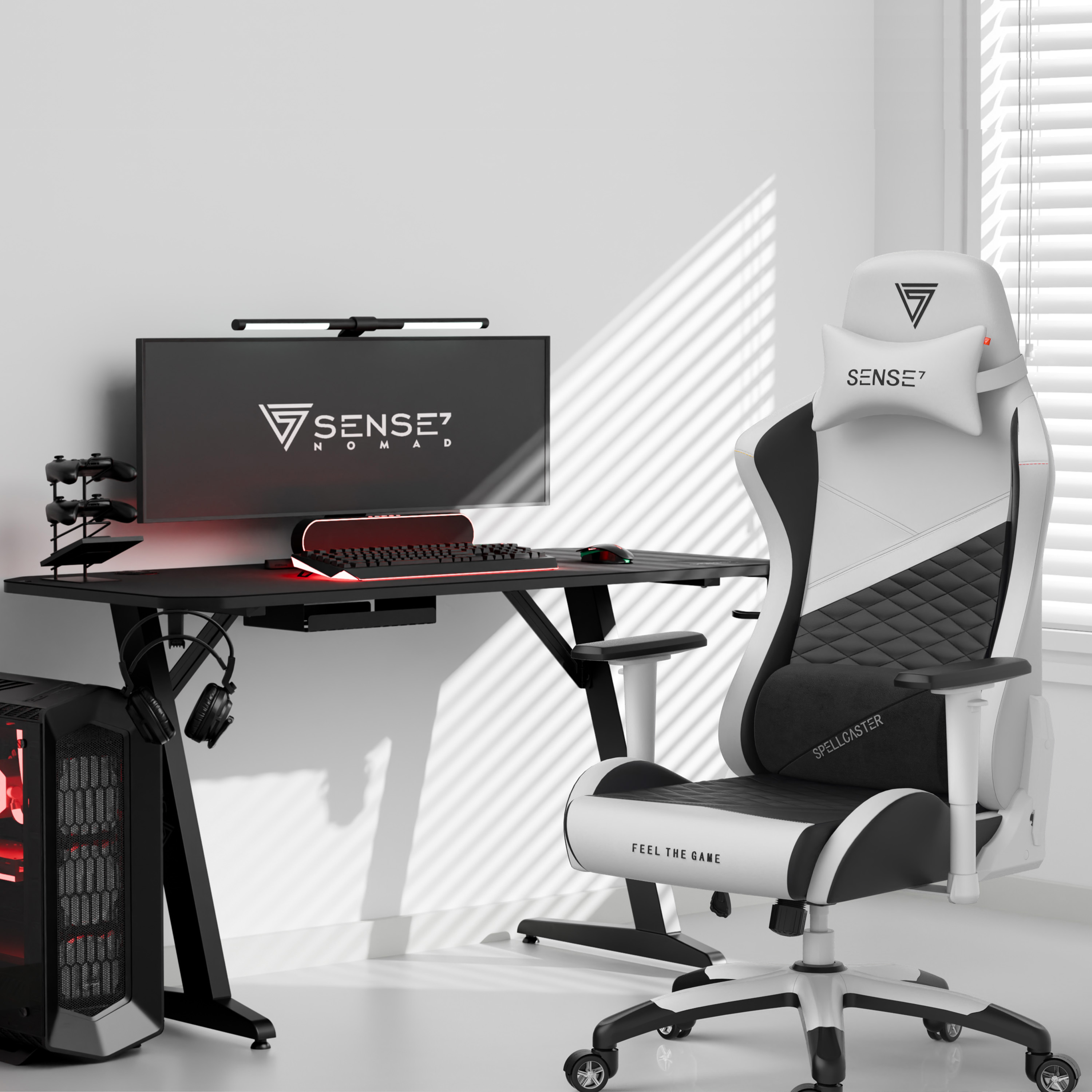 Gaming-Setup mit schwarzem Schreibtisch, Computer und einem weiß-schwarzen Gaming-Stuhl. Der Monitor zeigt 'SENSE7 NOMAD'.