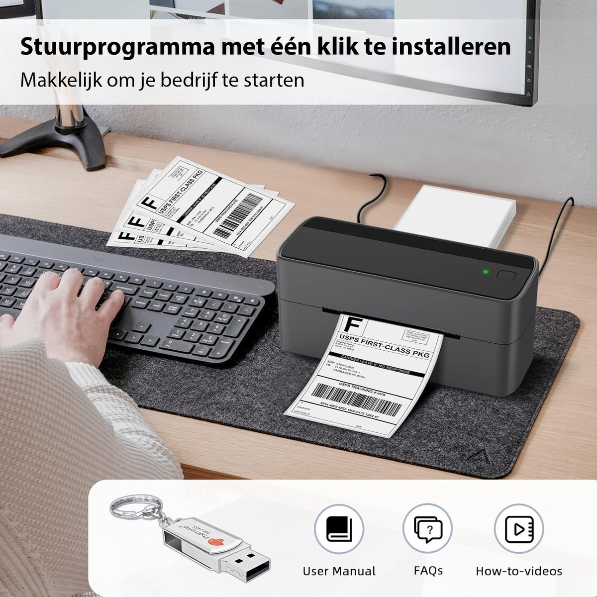 Een labelprinter, een toetsenbord en een USB-stick staan op een bureau. Er komen labels uit de printer.