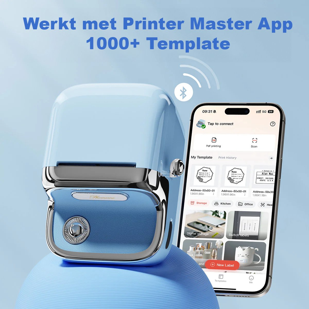 A blue label maker is held next to a smartphone displaying label templates. Text says "Werkt met Printer Master App".