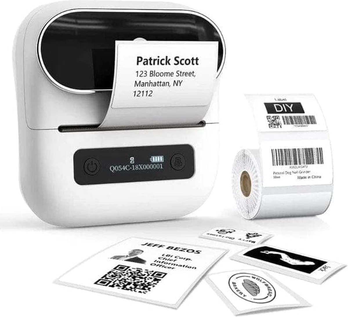 Een witte etikettenprinter met een adresetiket, een rol etiketten en visitekaartjes op tafel.