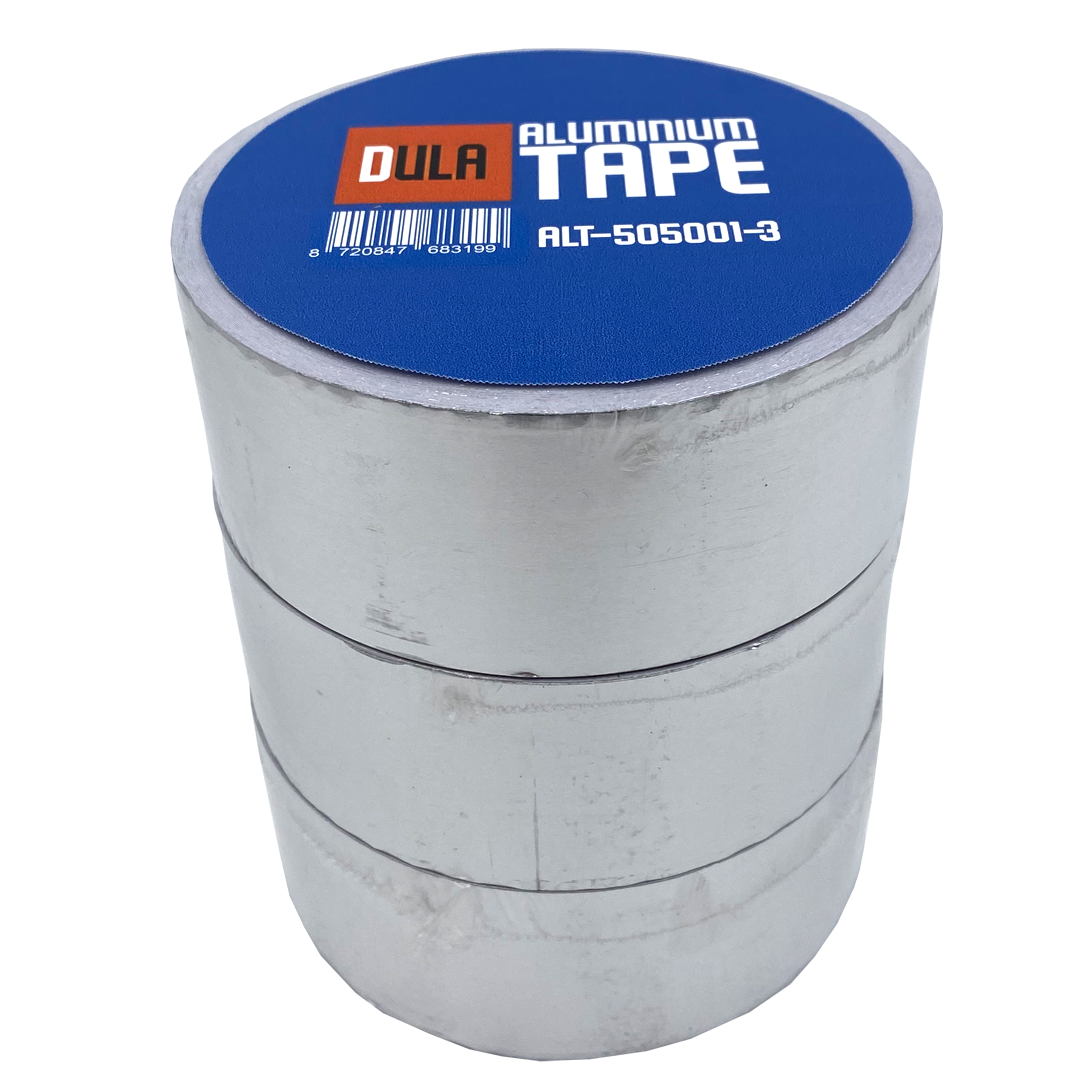 Een rol aluminium tape. De bovenkant heeft een blauwe cirkel met branding. De tape is zilverkleurig en gestapeld.