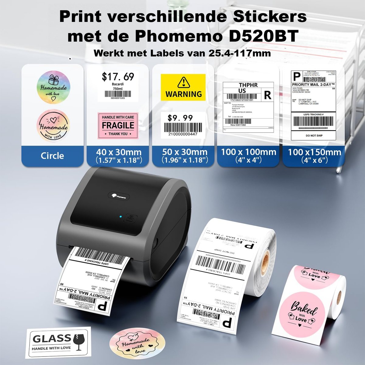Een labelprinter met diverse labels. Labels zijn onder meer verzending, waarschuwing en decoratieve stickers. De printer is grijs en zwart.