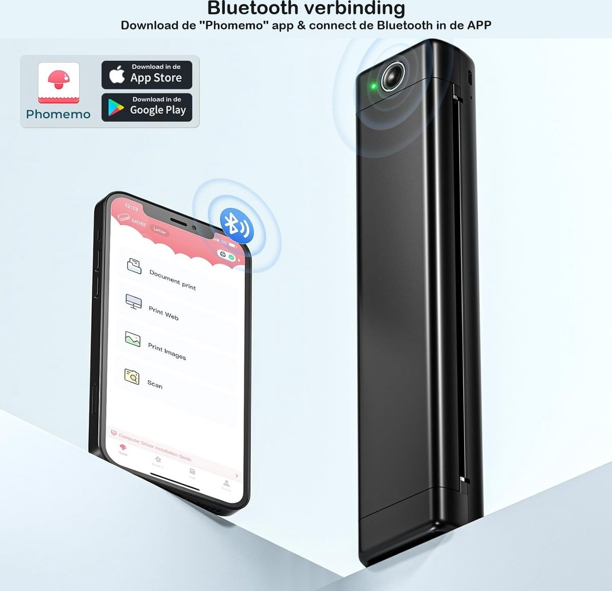 Een smartphone toont app-functies. Een zwarte printer staat hoog. Bluetooth-pictogram wordt weergegeven. App Store- en Google Play Store-pictogrammen zijn zichtbaar.