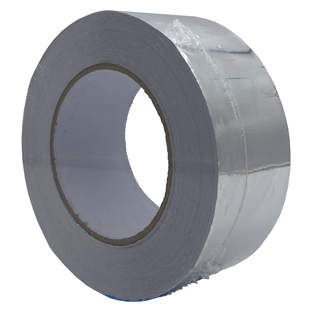 Een rol zilveren ducttape. De tape is cirkelvormig, met een centrale holle kern. De achtergrond is wit.