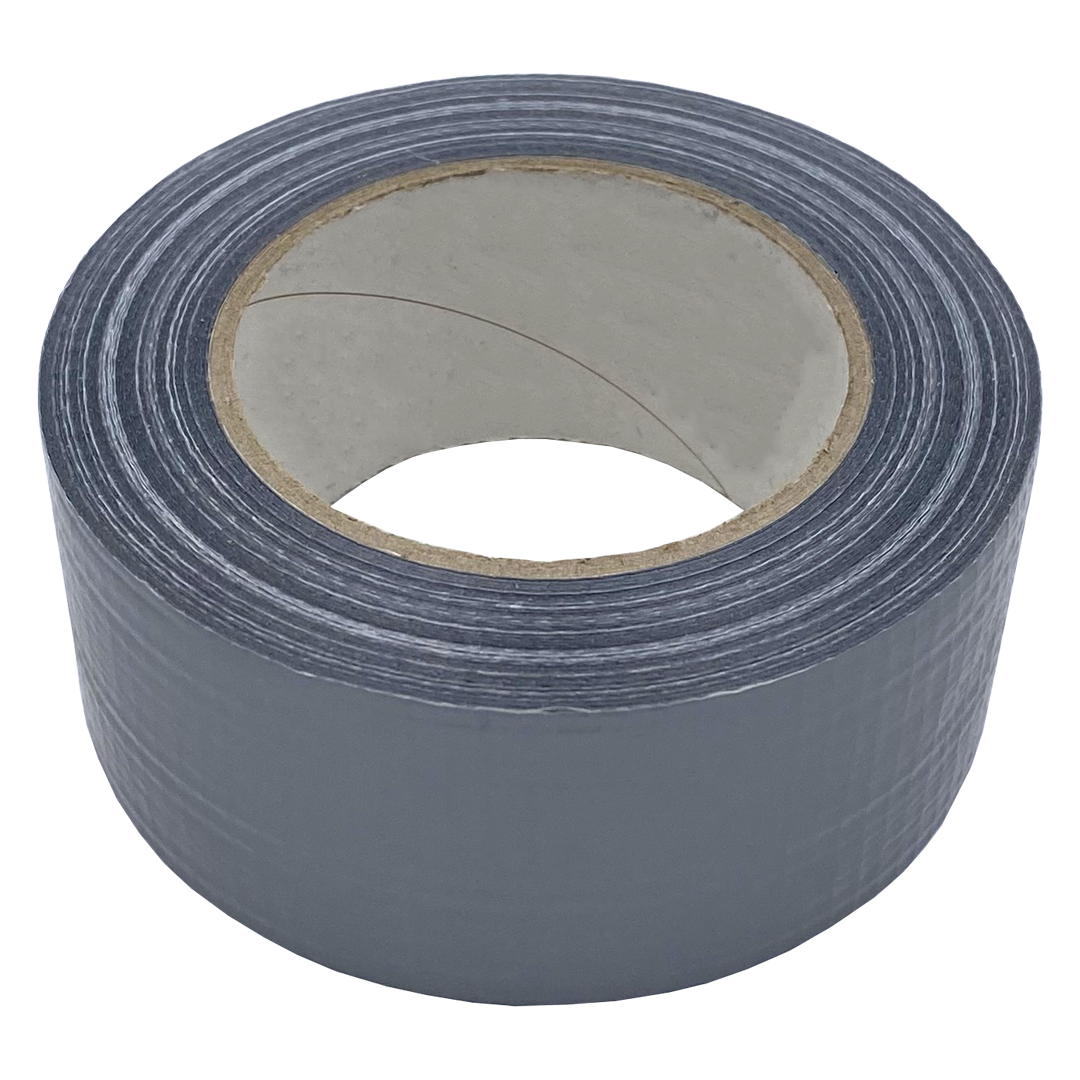 Een rol grijze ducttape op een witte achtergrond. De tape heeft een kartonnen kern en een reflecterend, getextureerd oppervlak.