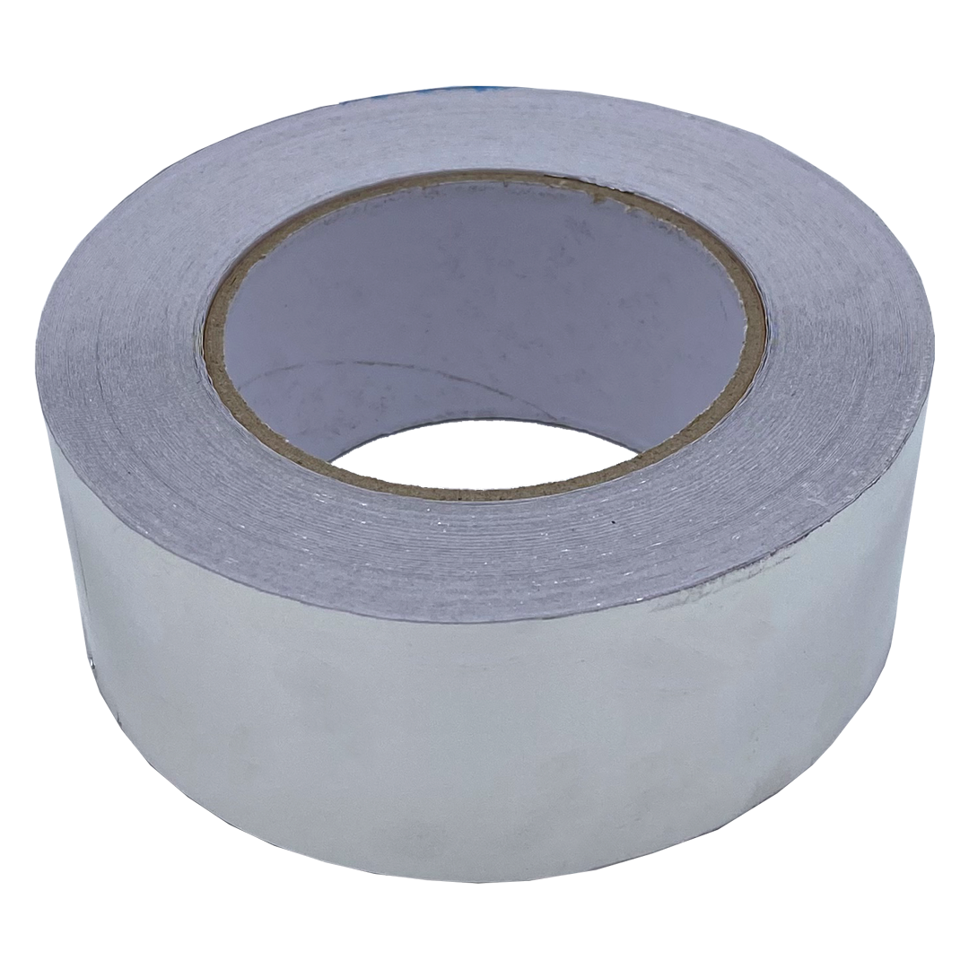 Een rol zilverkleurige metalen tape, gecentreerd op een witte achtergrond. De tape heeft een kartonnen binnenrol.