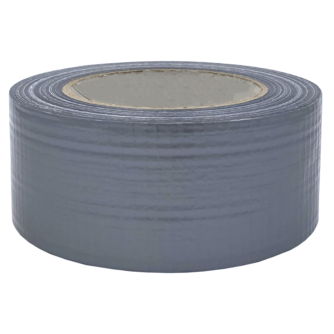 Een rol grijze ducttape tegen een witte achtergrond. De tape heeft een kartonnen kern en een glanzend oppervlak.